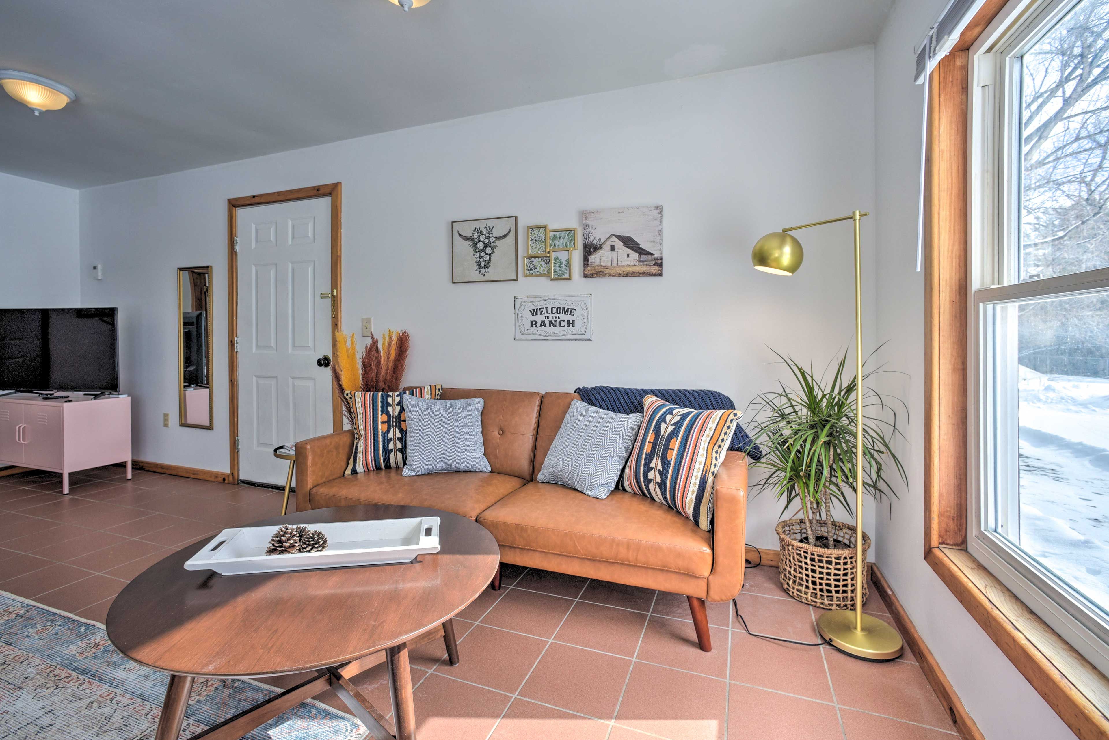 Studio | Seating Area | Laptop Friendly
