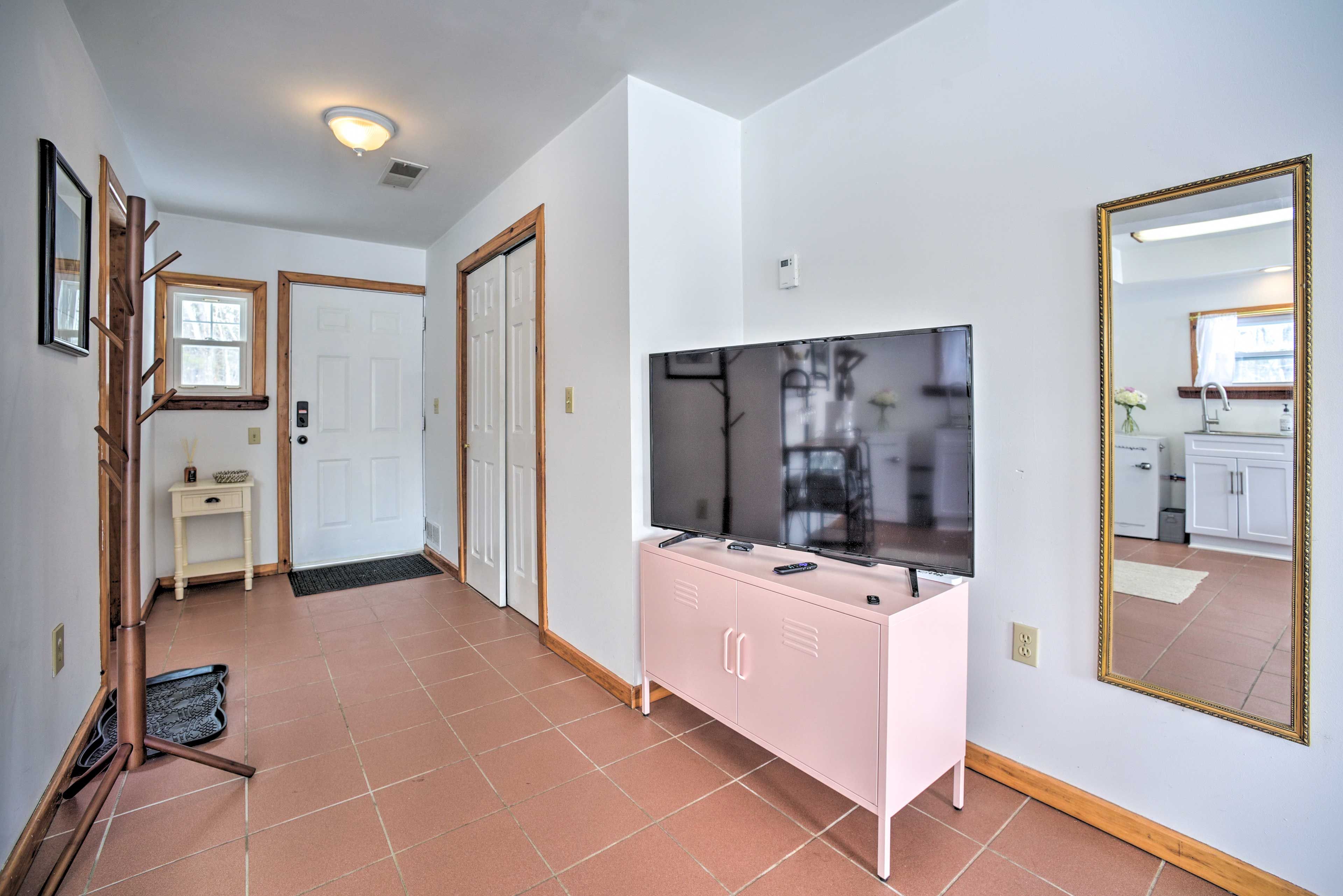 Entrance | Smart TV w/ Cable