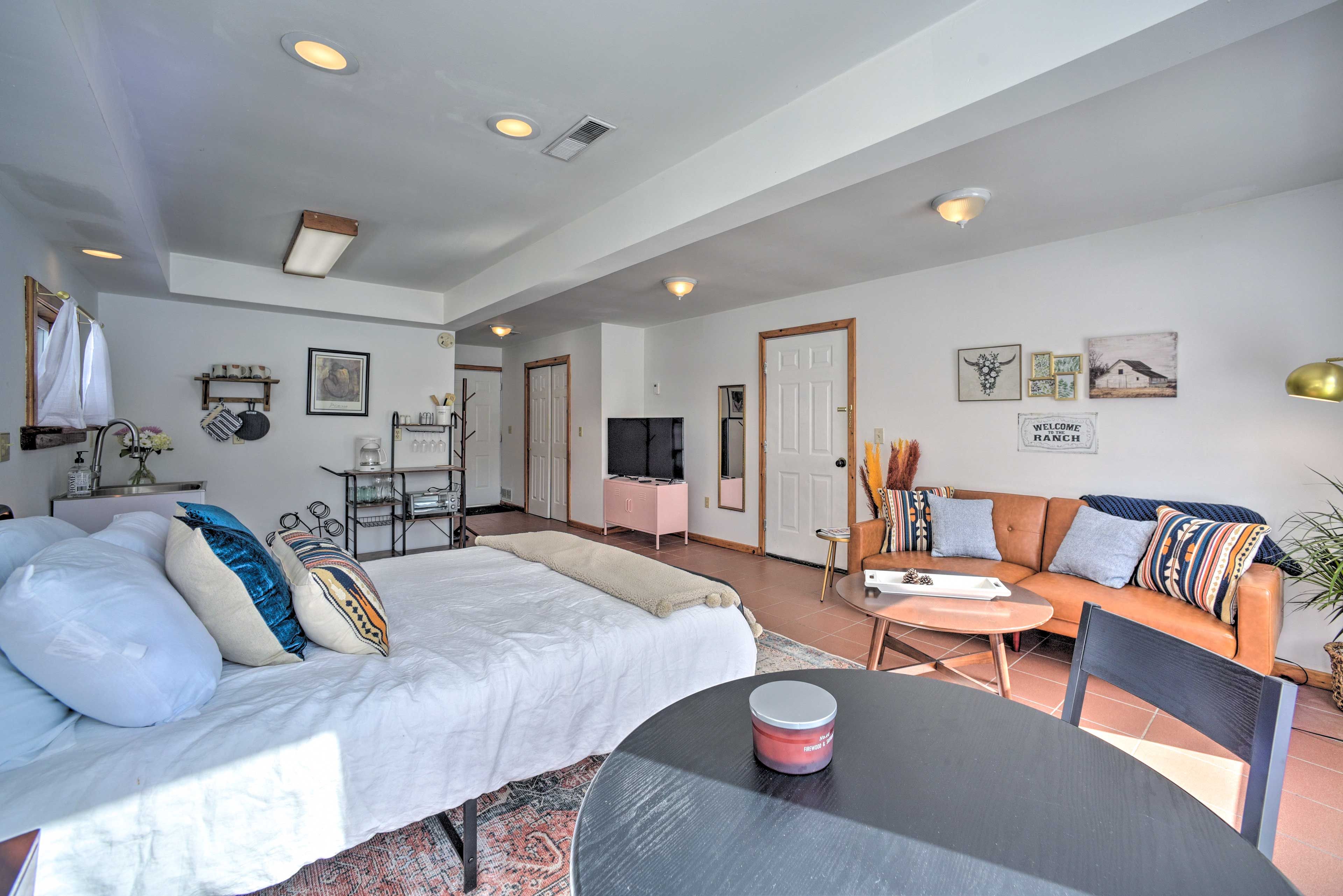 Studio | Queen Bed