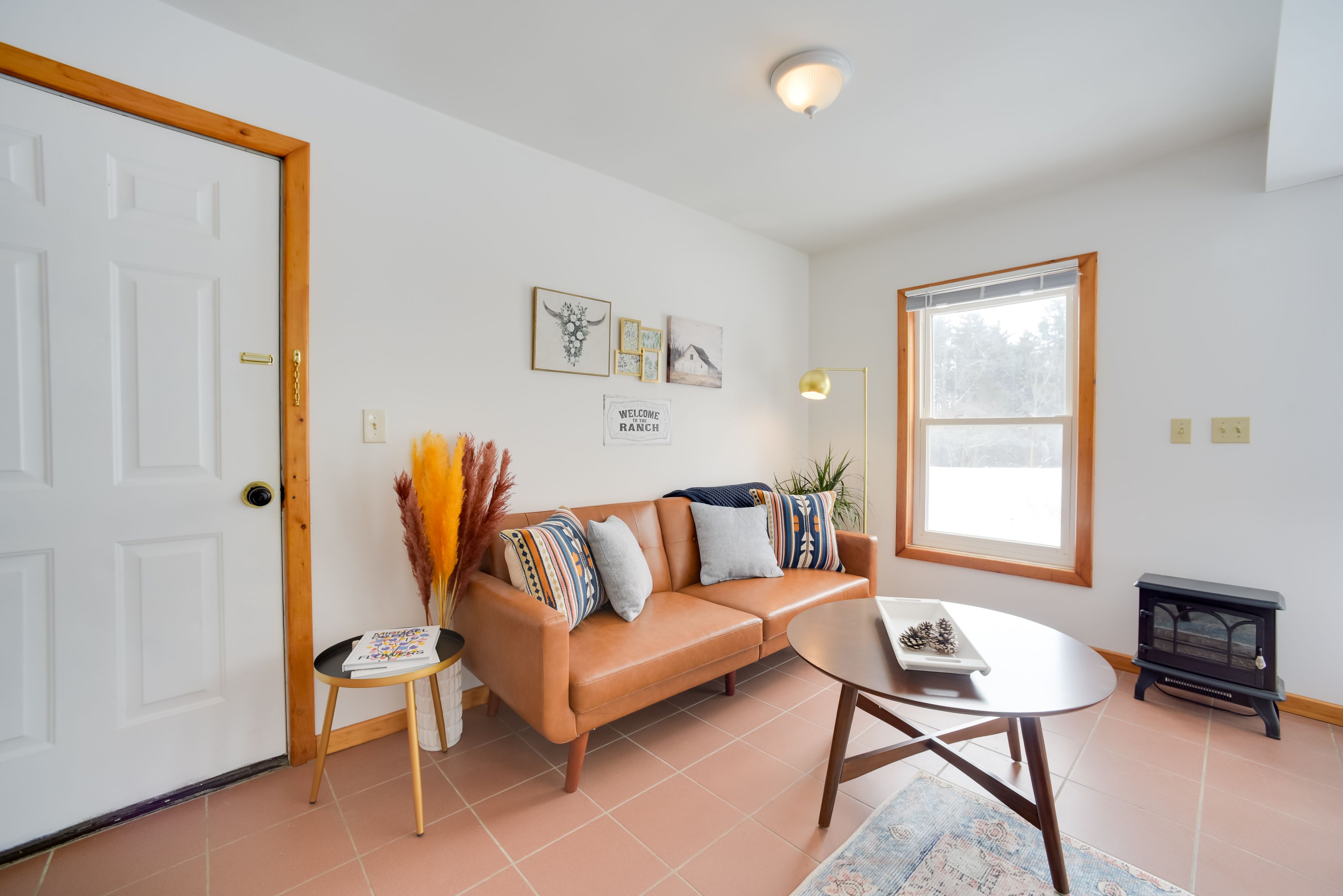 Studio | Seating Area | Futon | Laptop Friendly