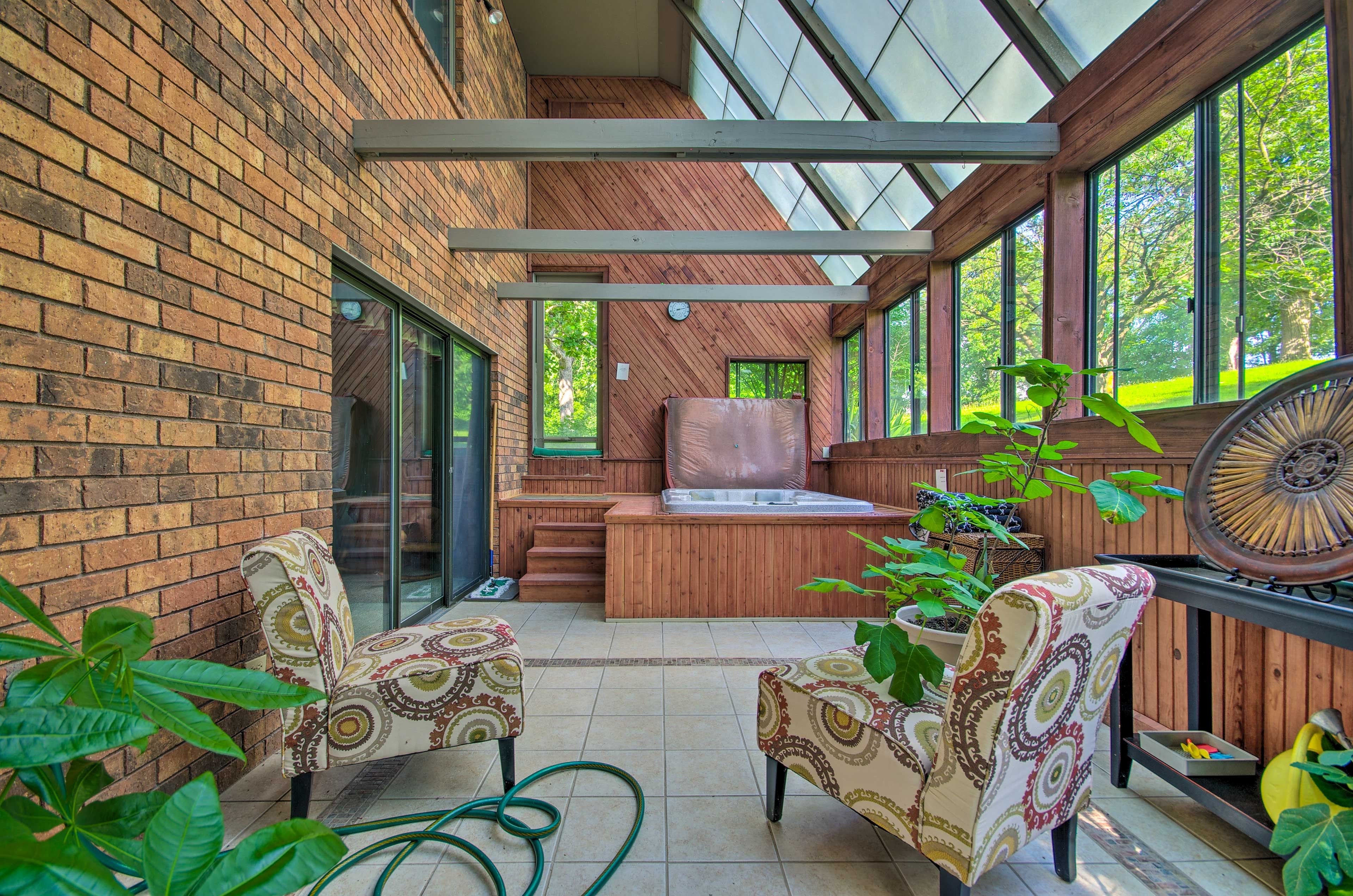 Apartment Exterior | Shared Hot Tub