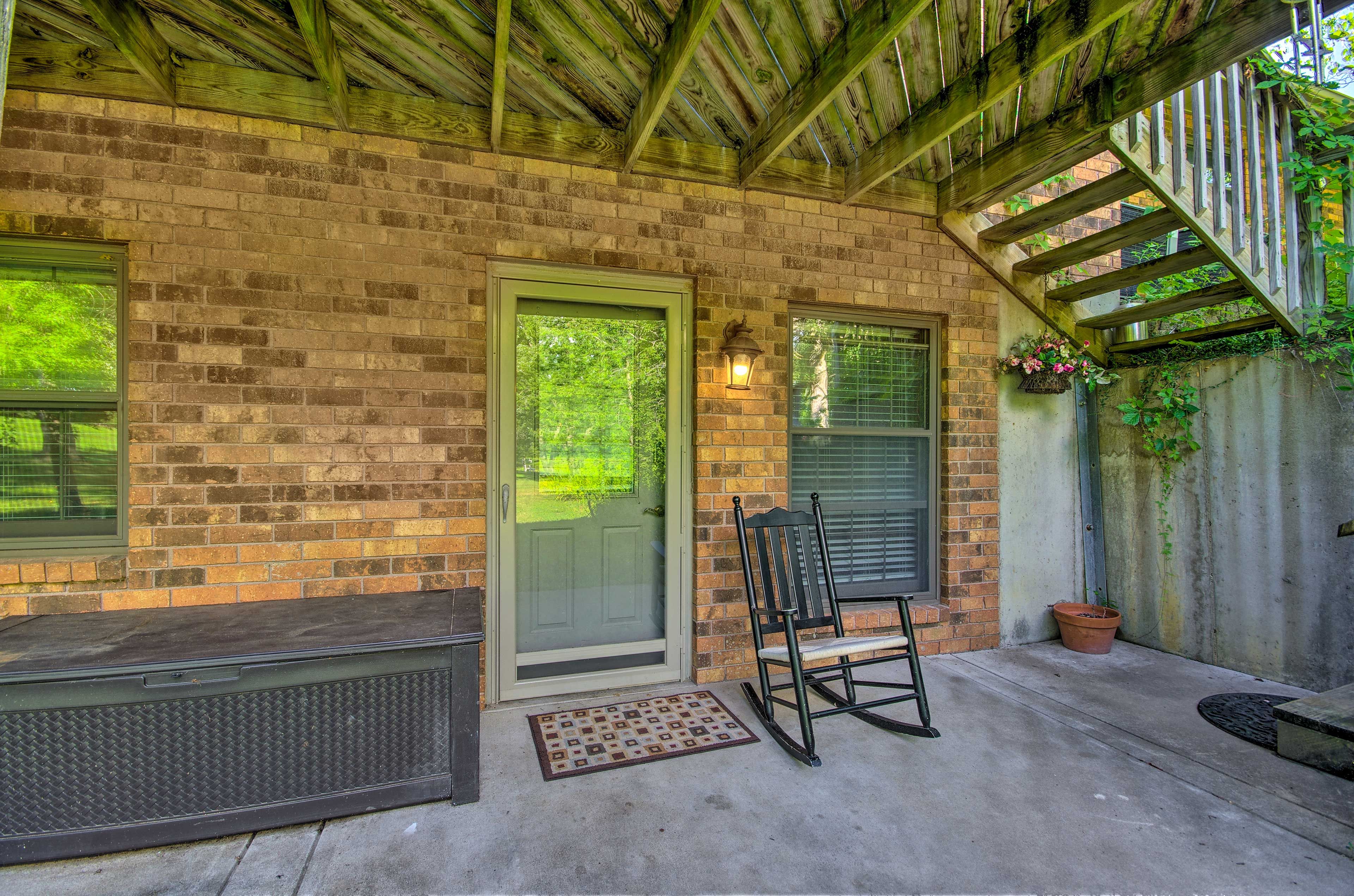 Apartment Exterior | Patio | Gas Grill