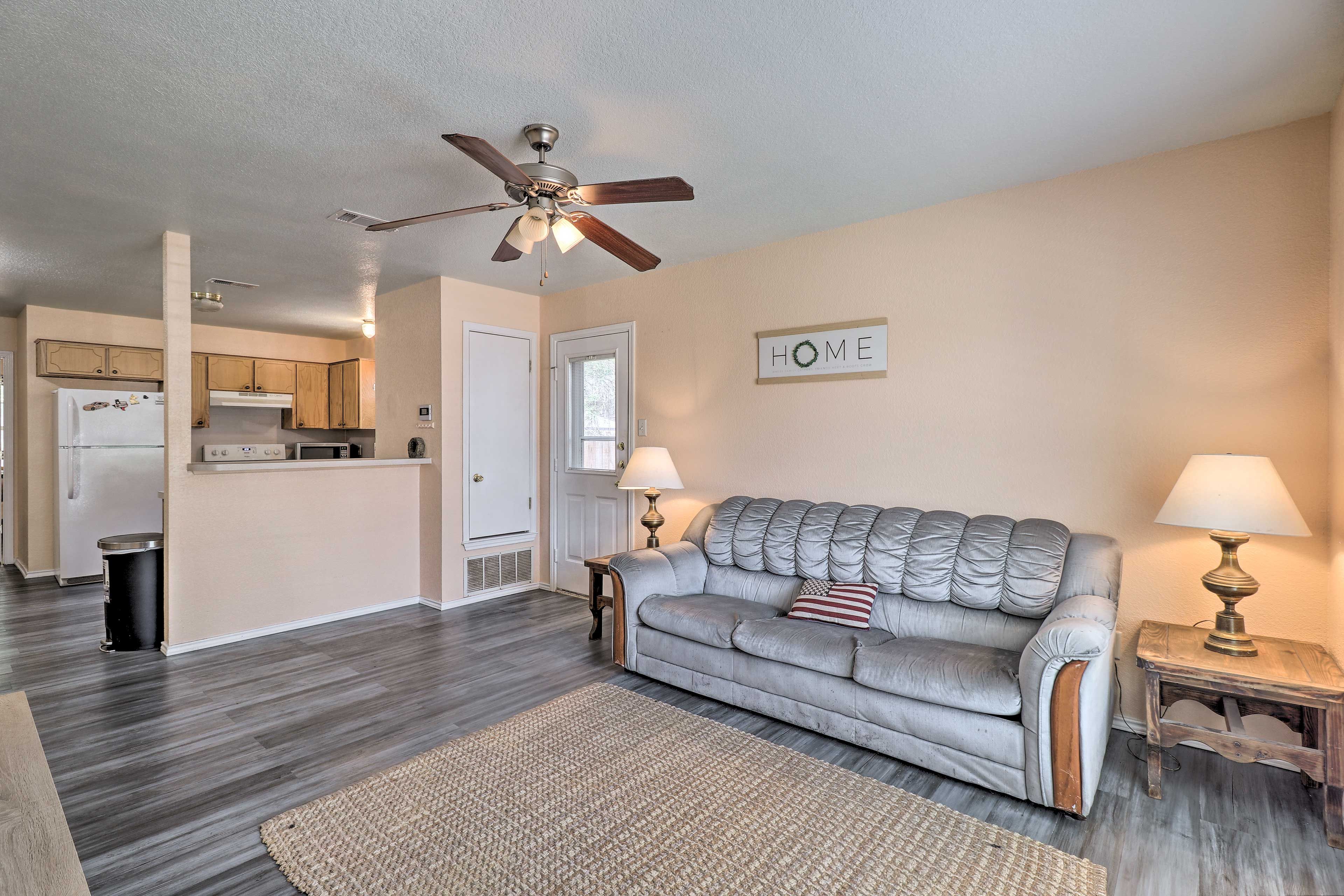 Living Room | Sleeper Sofa | Central A/C | Smart TV