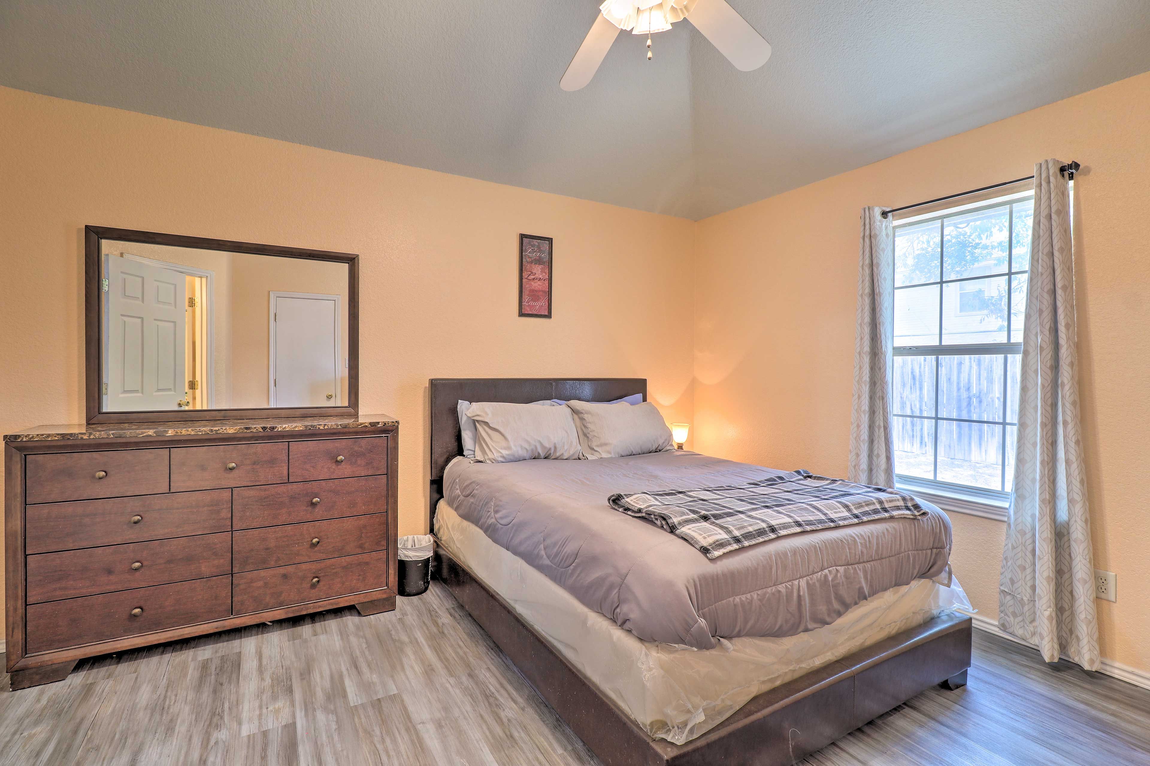 Bedroom 1 | Queen Bed | 1st Floor
