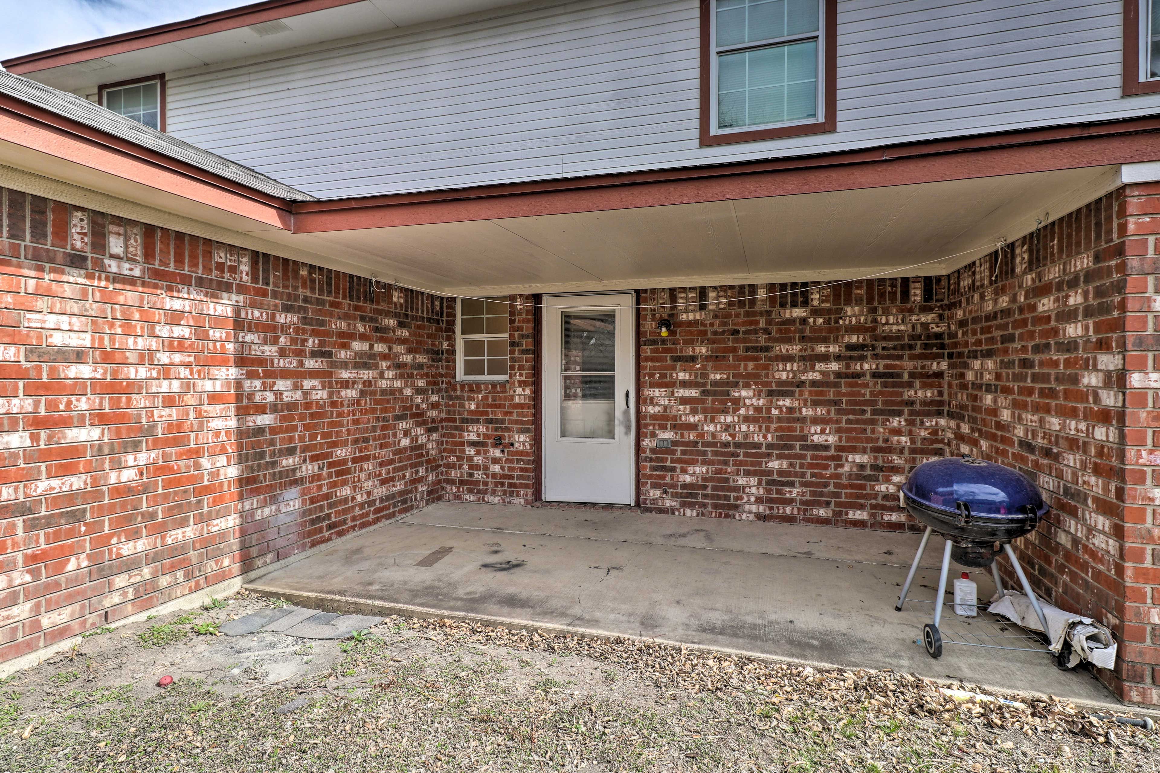 Covered Patio | Charcoal Grill