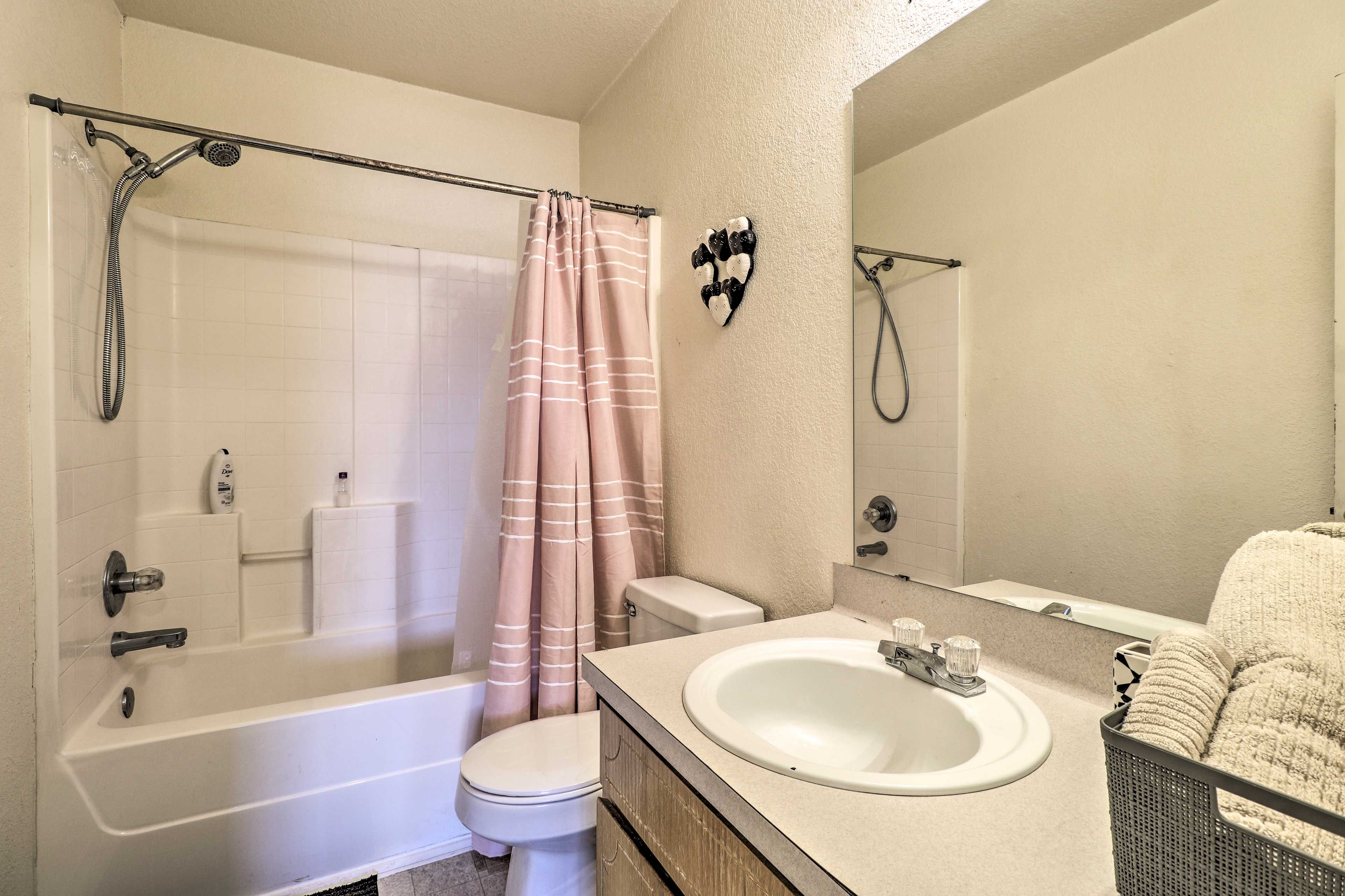 Full Bathroom | Towels Provided