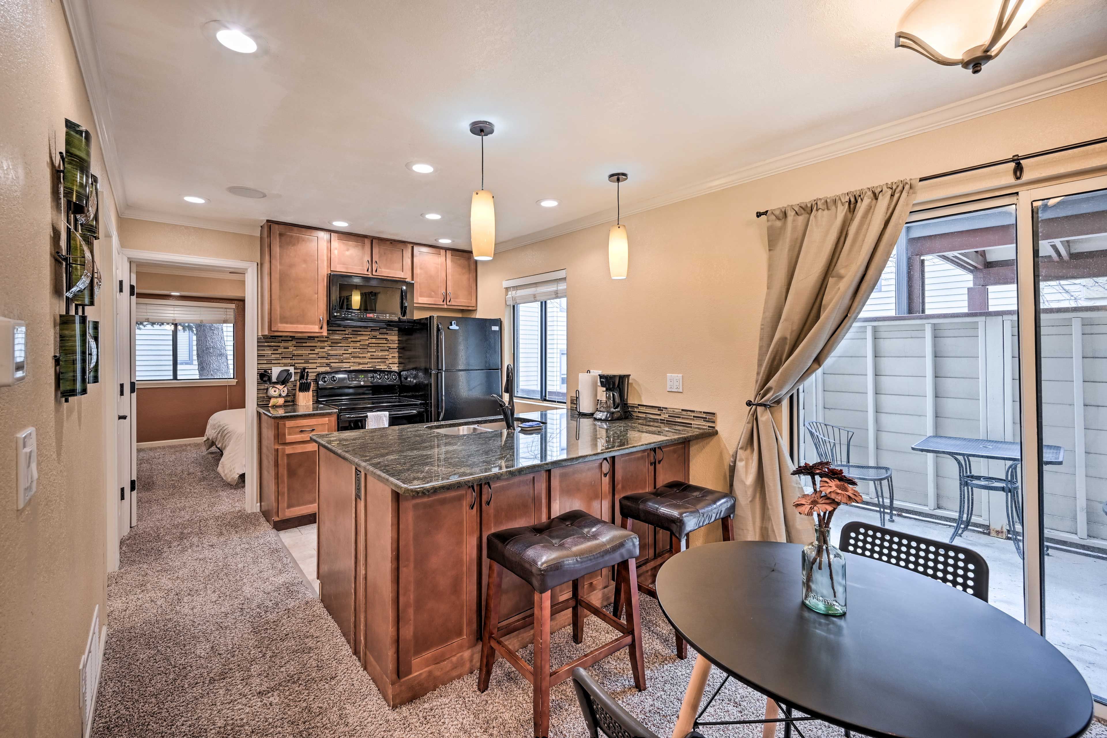 Dining Area & Kitchen | Dishware & Flatware Provided