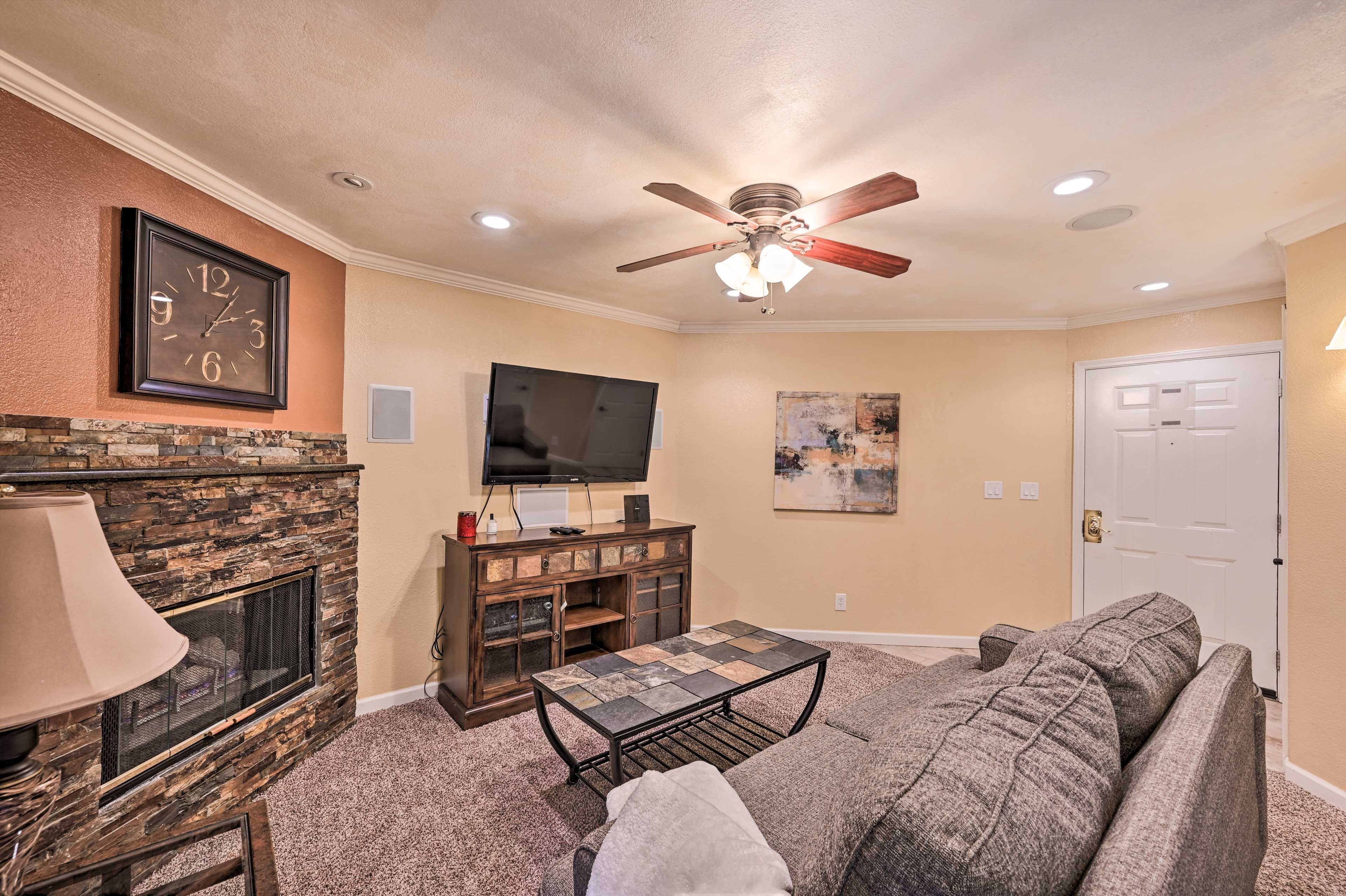 Living Room | Flat-Screen TV w/ Cable