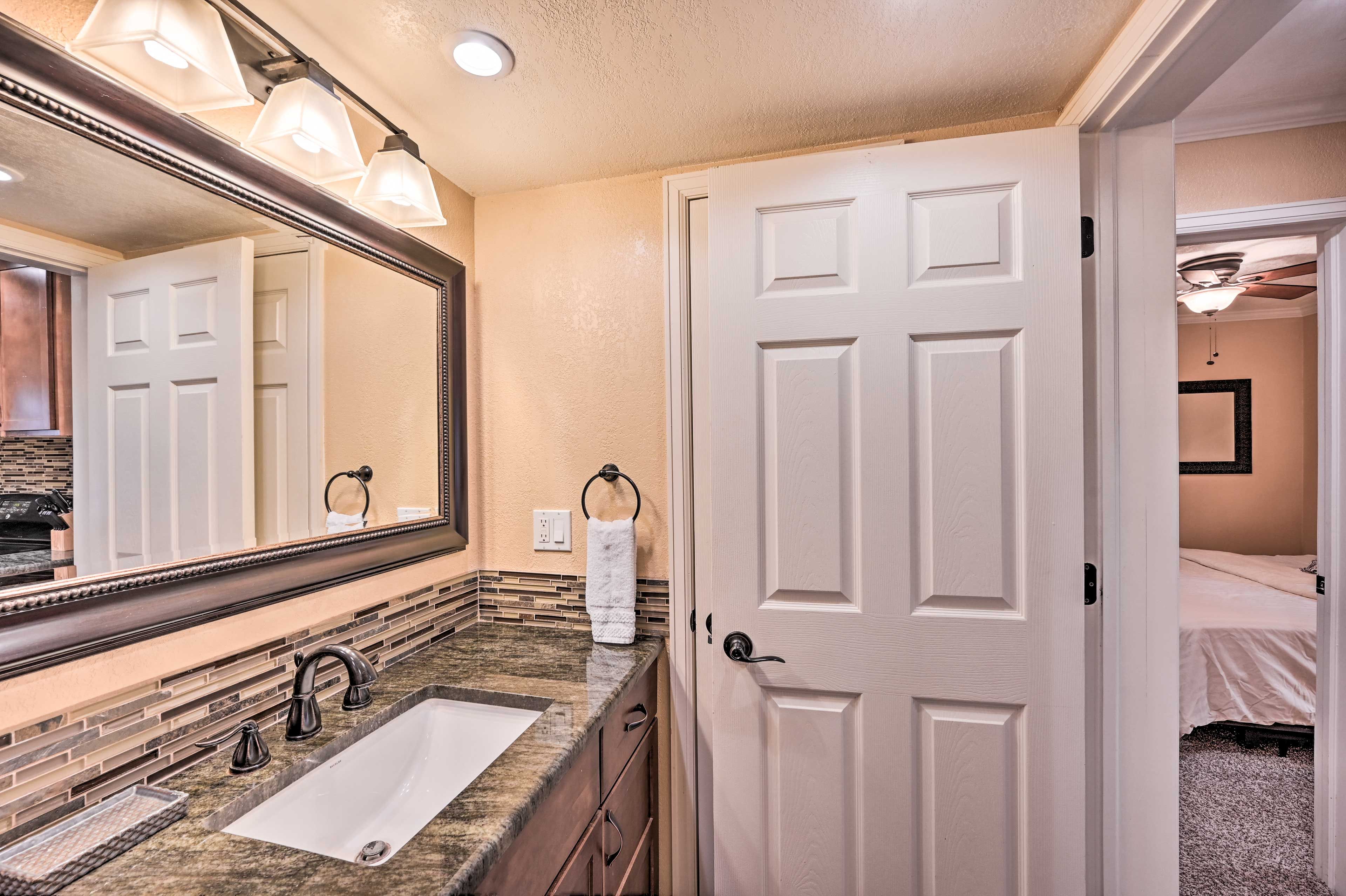 Full Bathroom | Towels & Complimentary Toiletries Provided