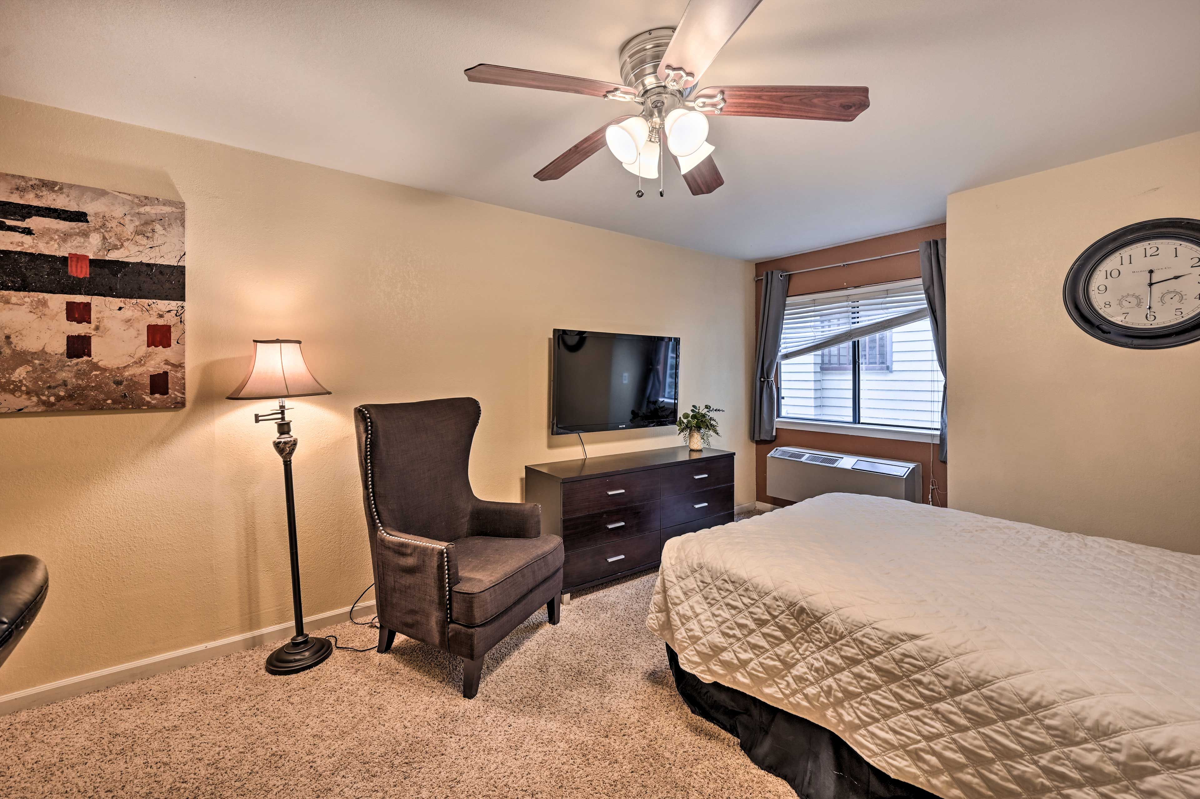 Studio | Flat-Screen TV