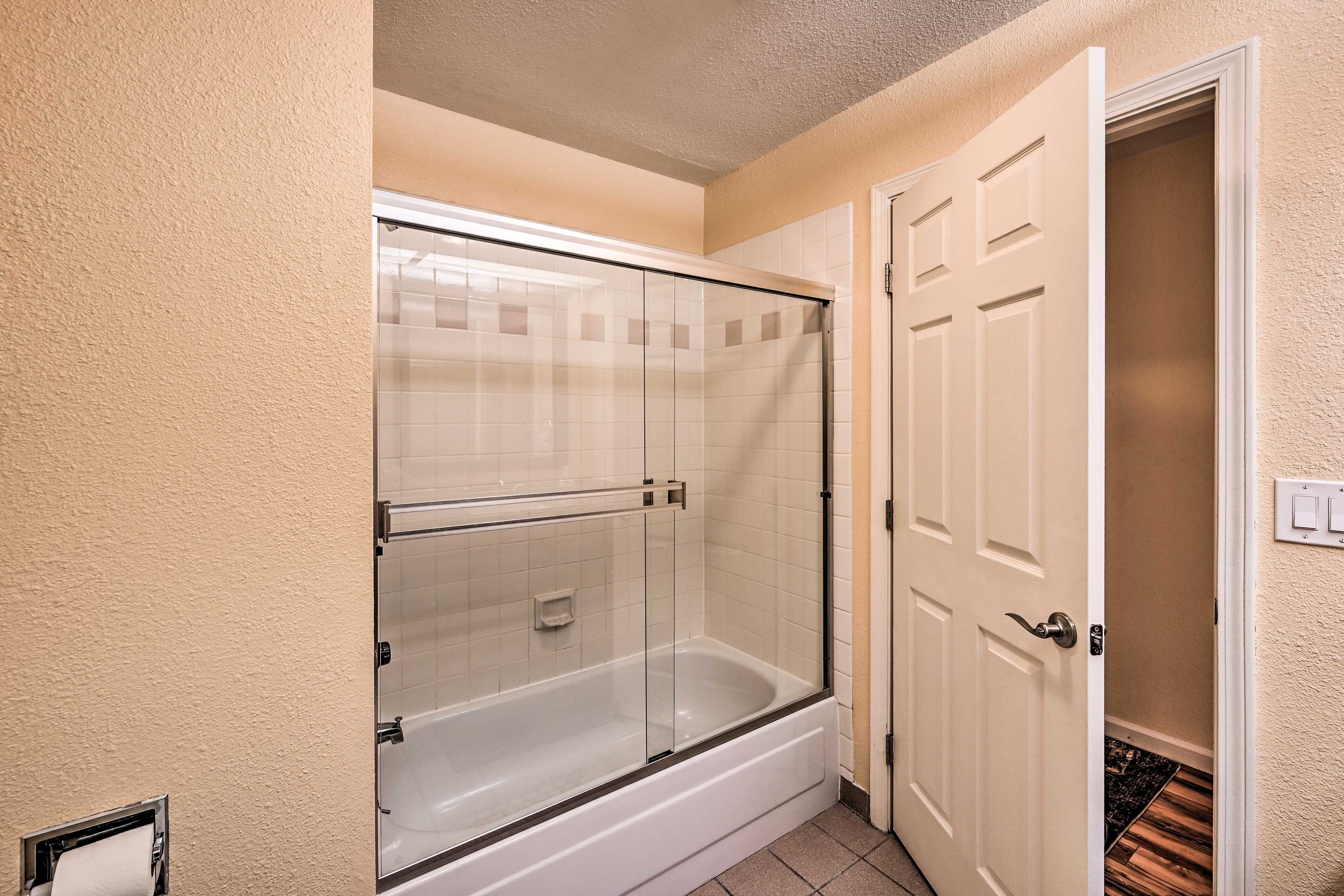 Full Bathroom | Complimentary Toiletries