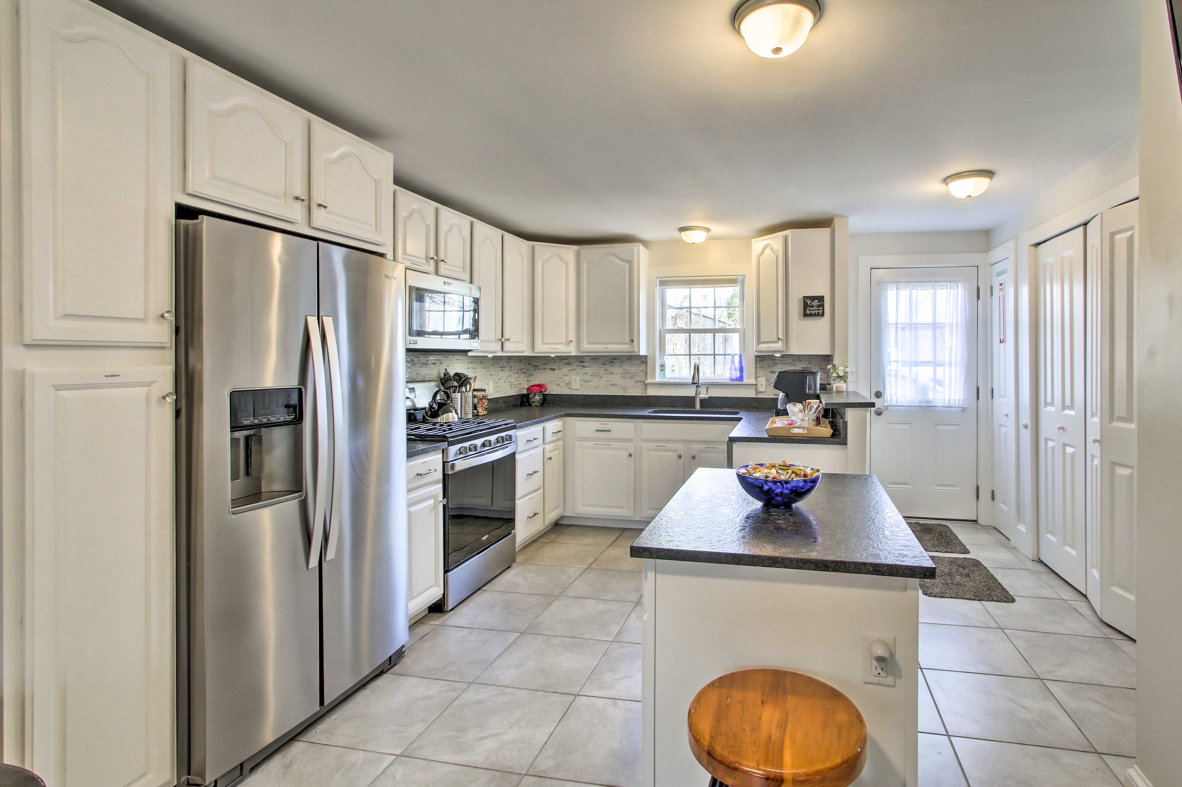 Kitchen | Fully Equipped | Cooking Basics | Coffee Maker | Toaster | 1st Floor