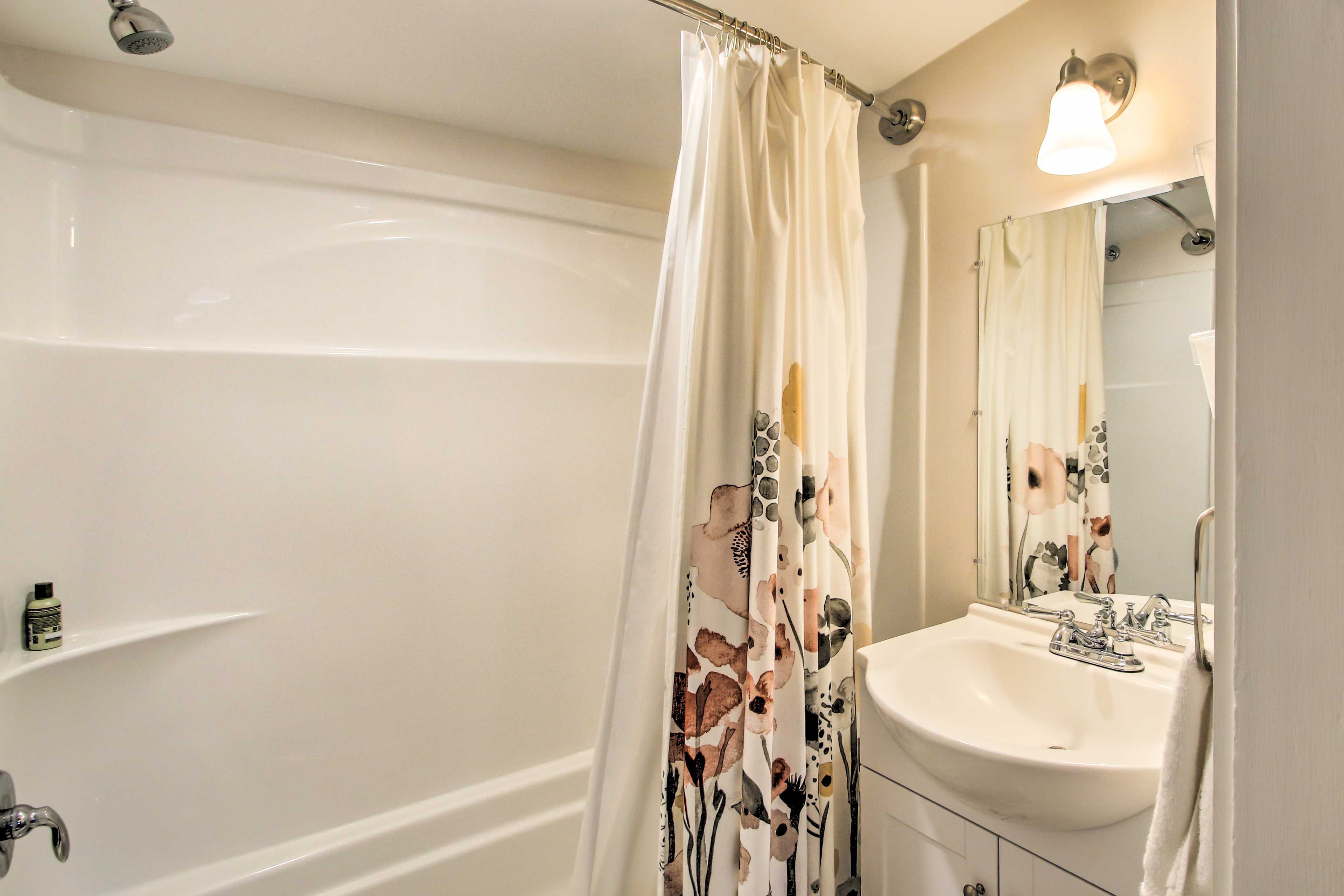Full Bathroom | Towels Provided | Complimentary Toiletries | 1st Floor