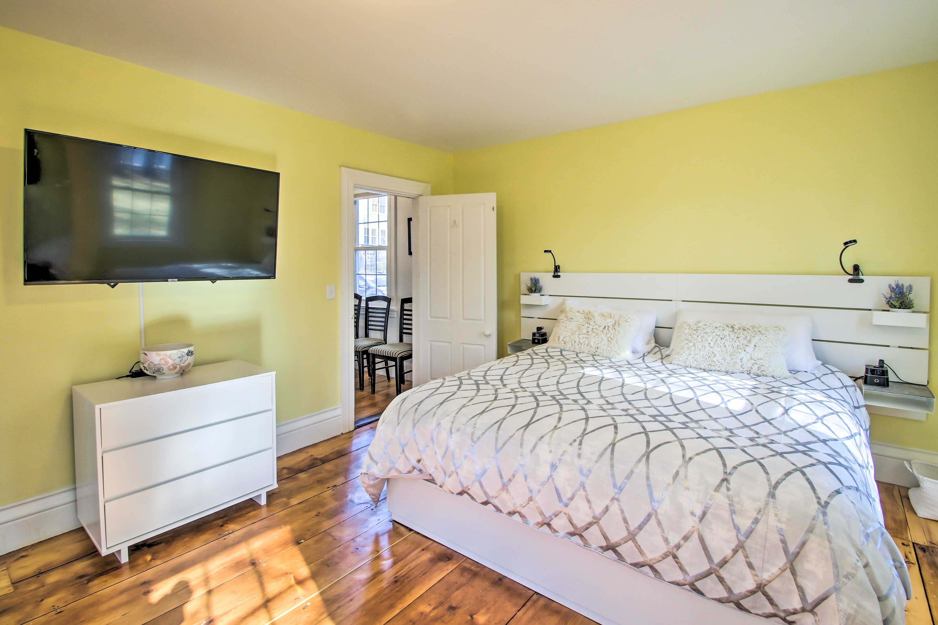 Bedroom 1 | King Bed | Linens Provided | Roku Smart TV | 1st Floor