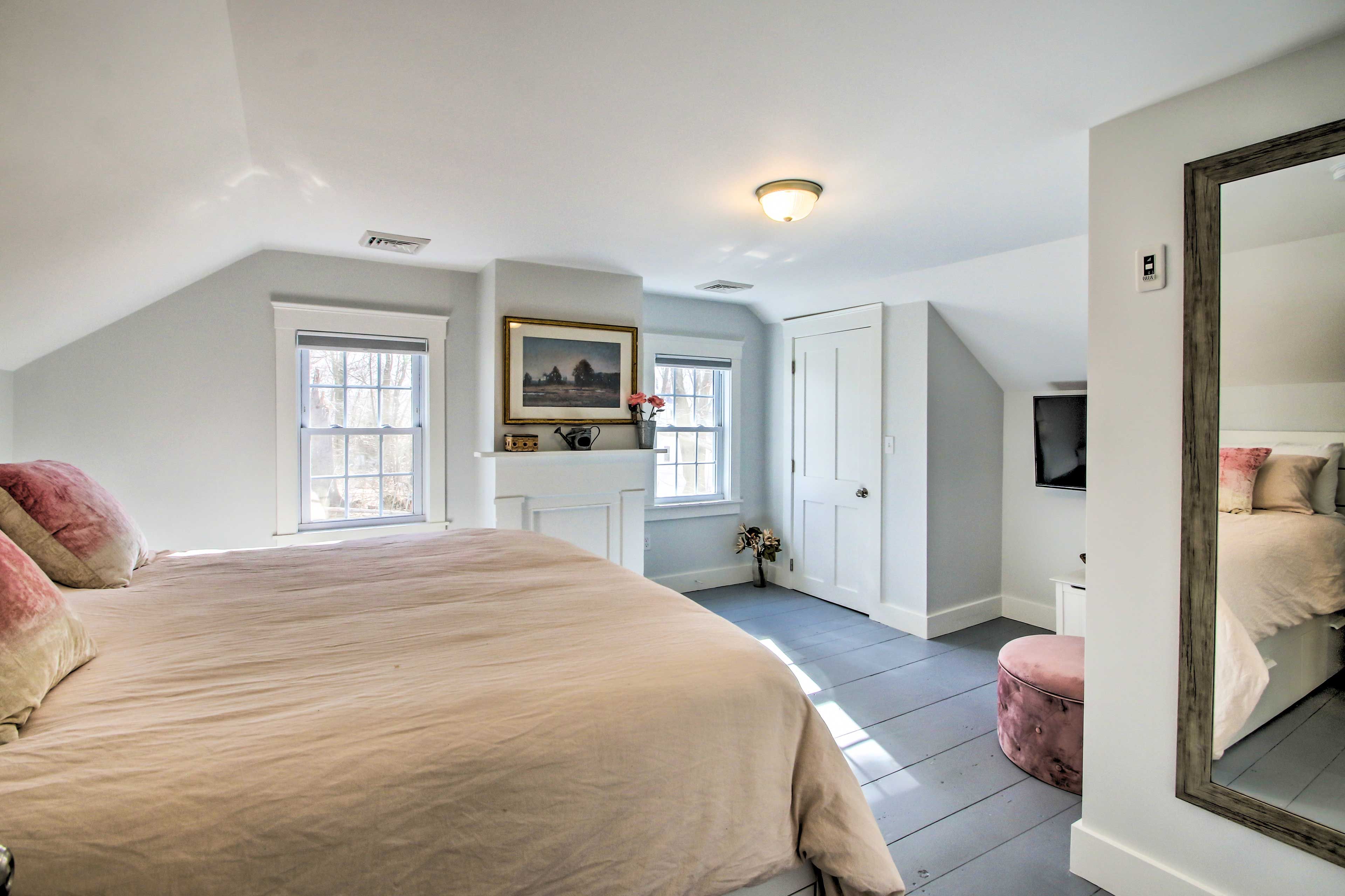 Bedroom 4 | King Bed | Roku Smart TV | 2nd Floor