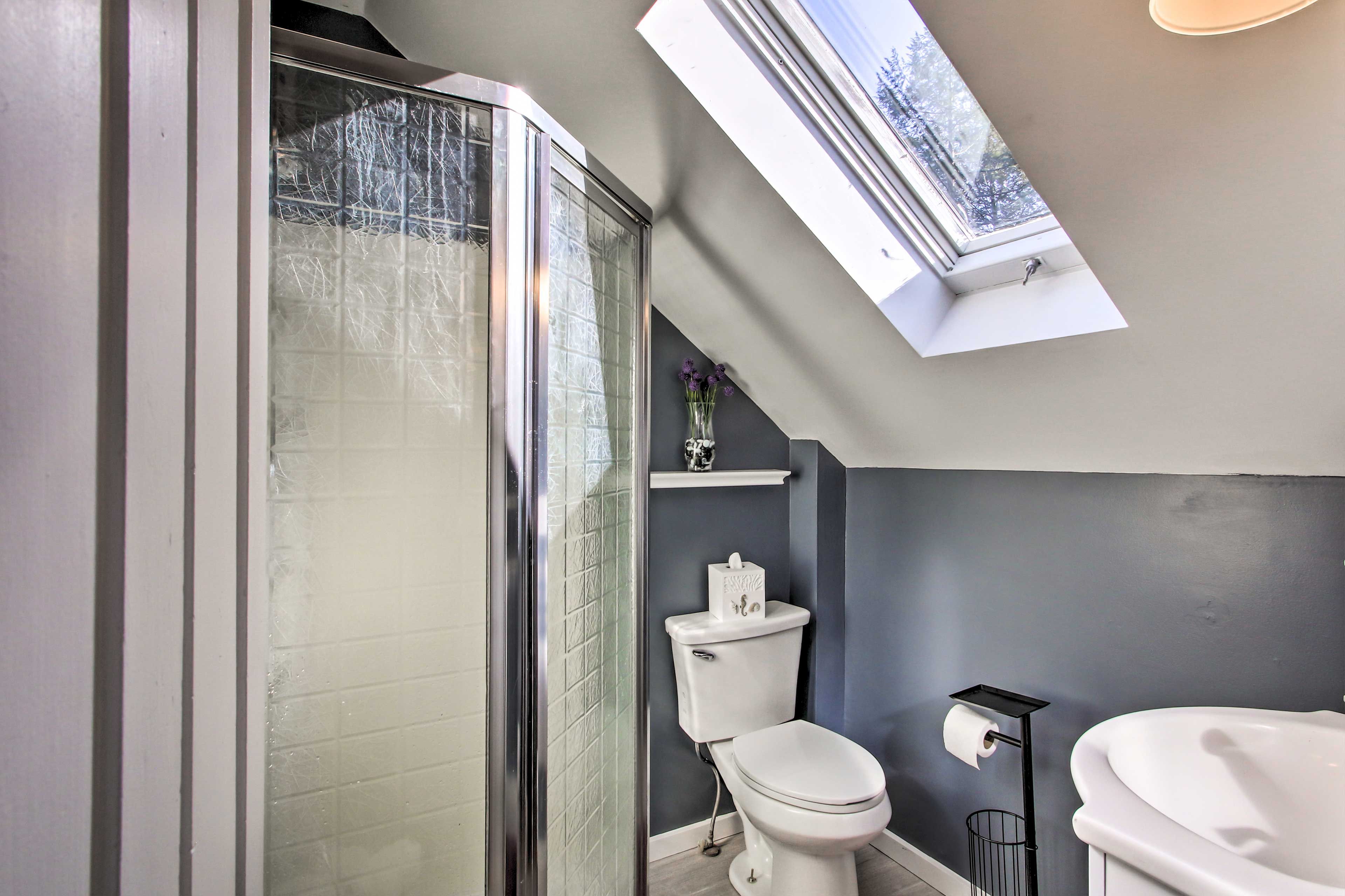 Full Bathroom | Access via Bedroom 2 | Beach Towels | Hair Dryer | 2nd Floor