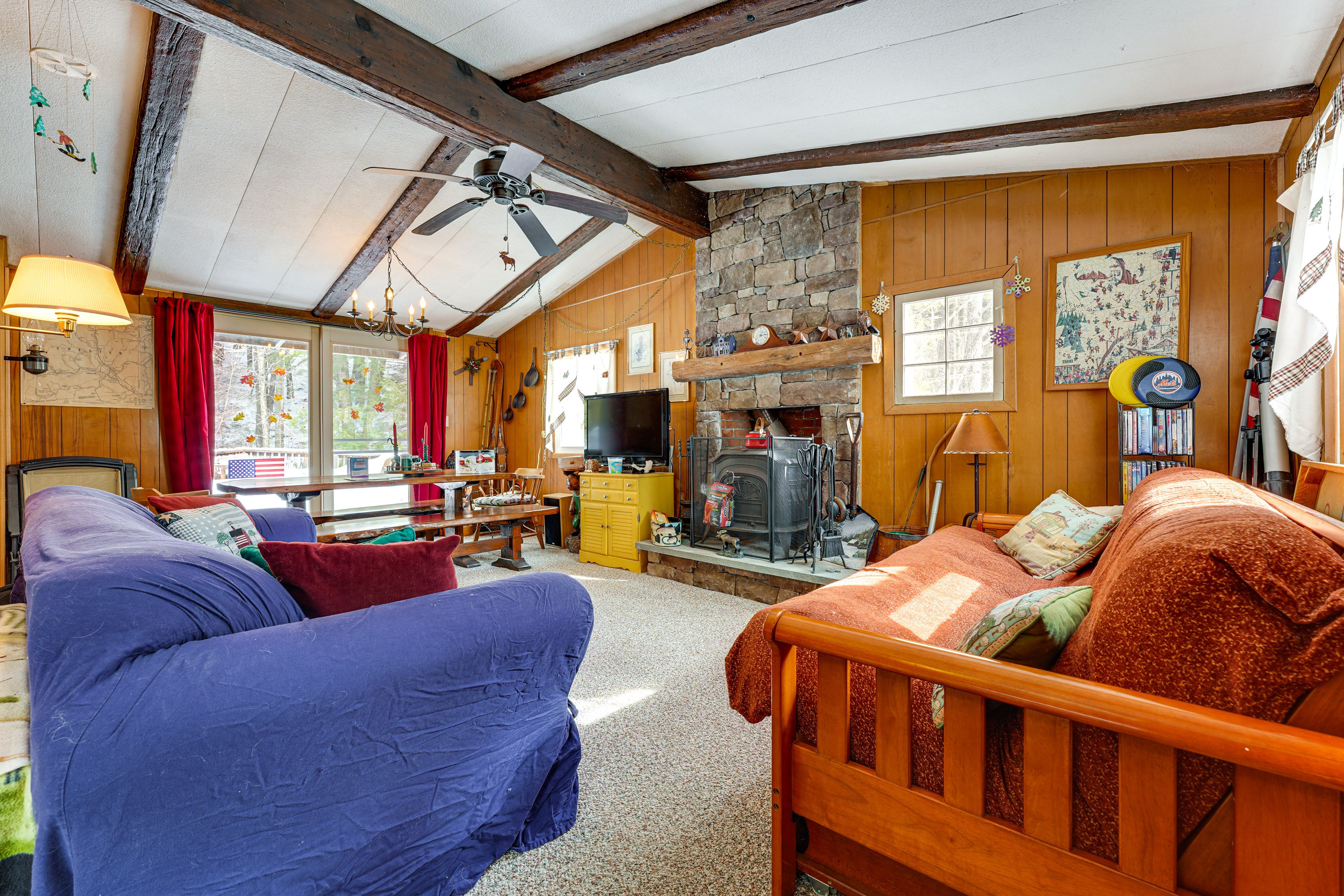 Living Room | Single-Story Home | Free WiFi
