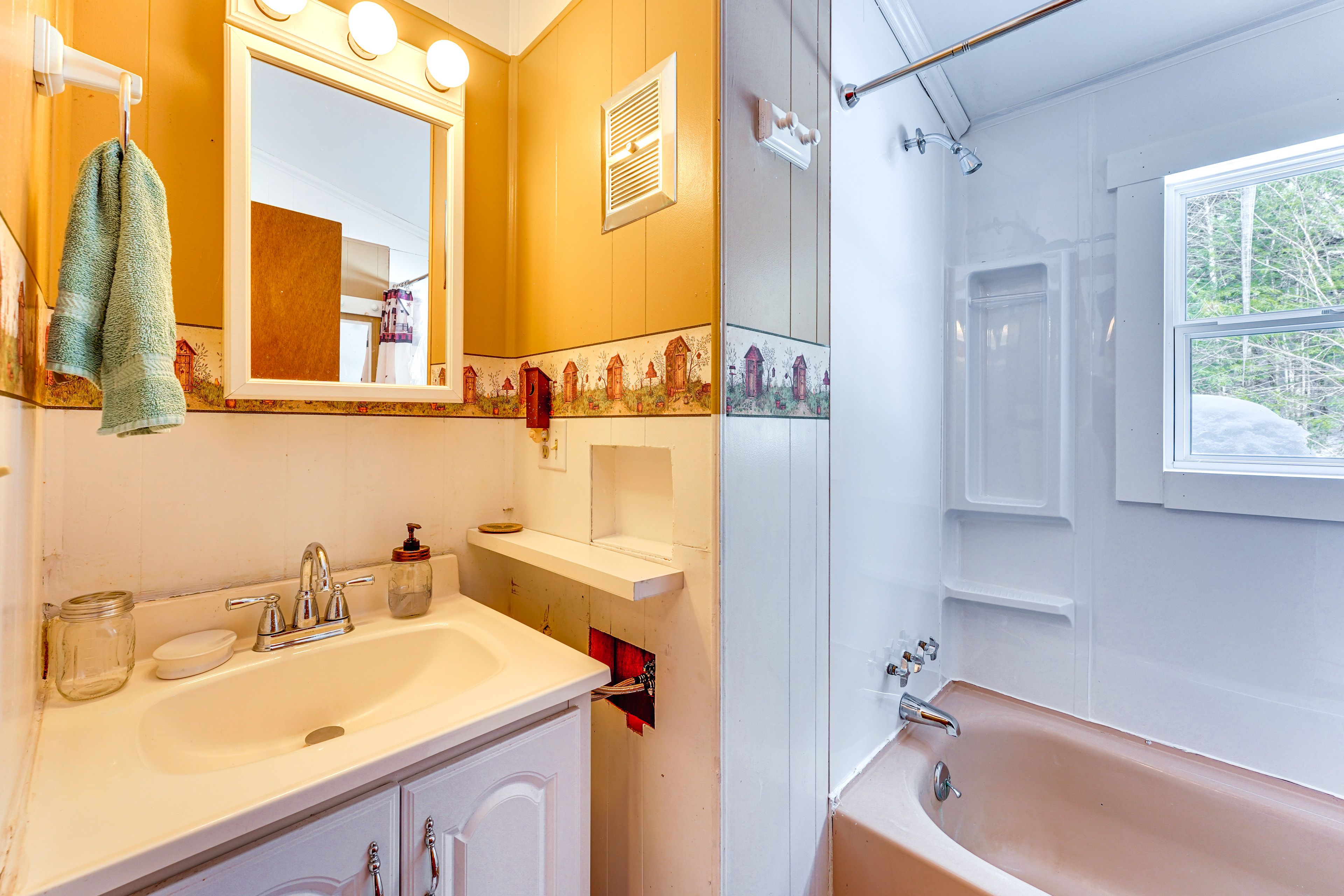Full Bathroom | Towels Provided