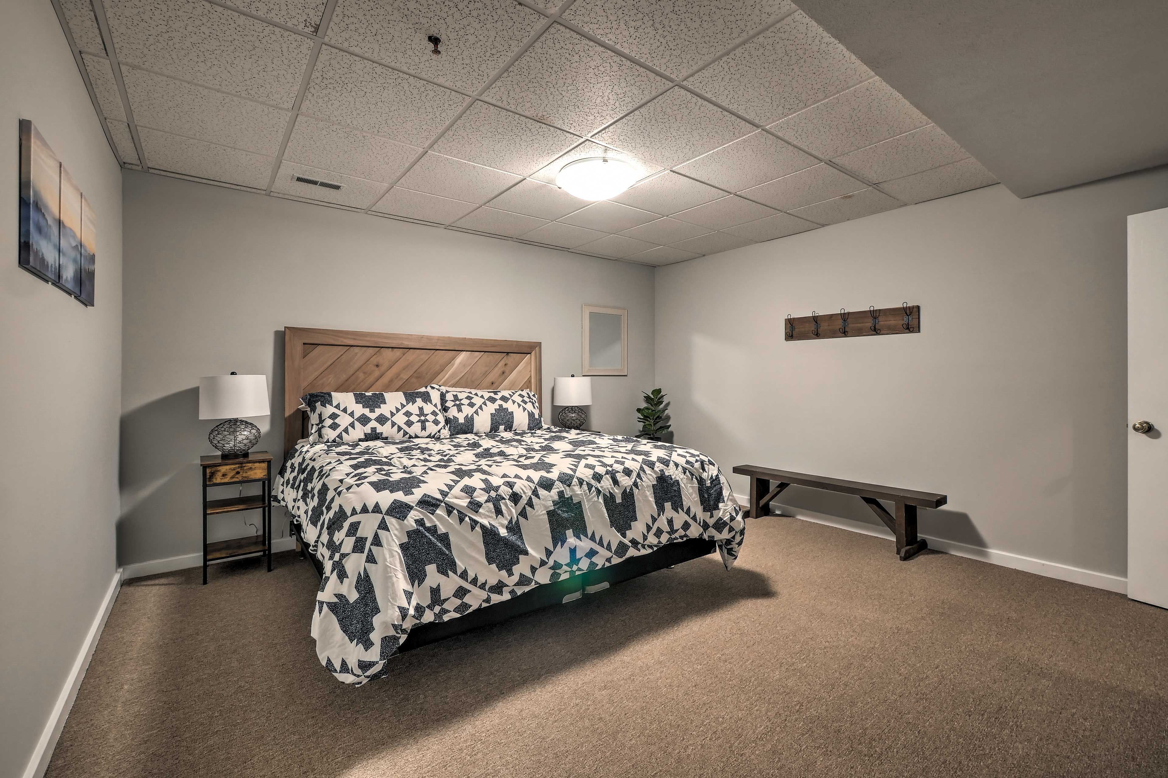 Bedroom 2 | King Bed | Basement Level