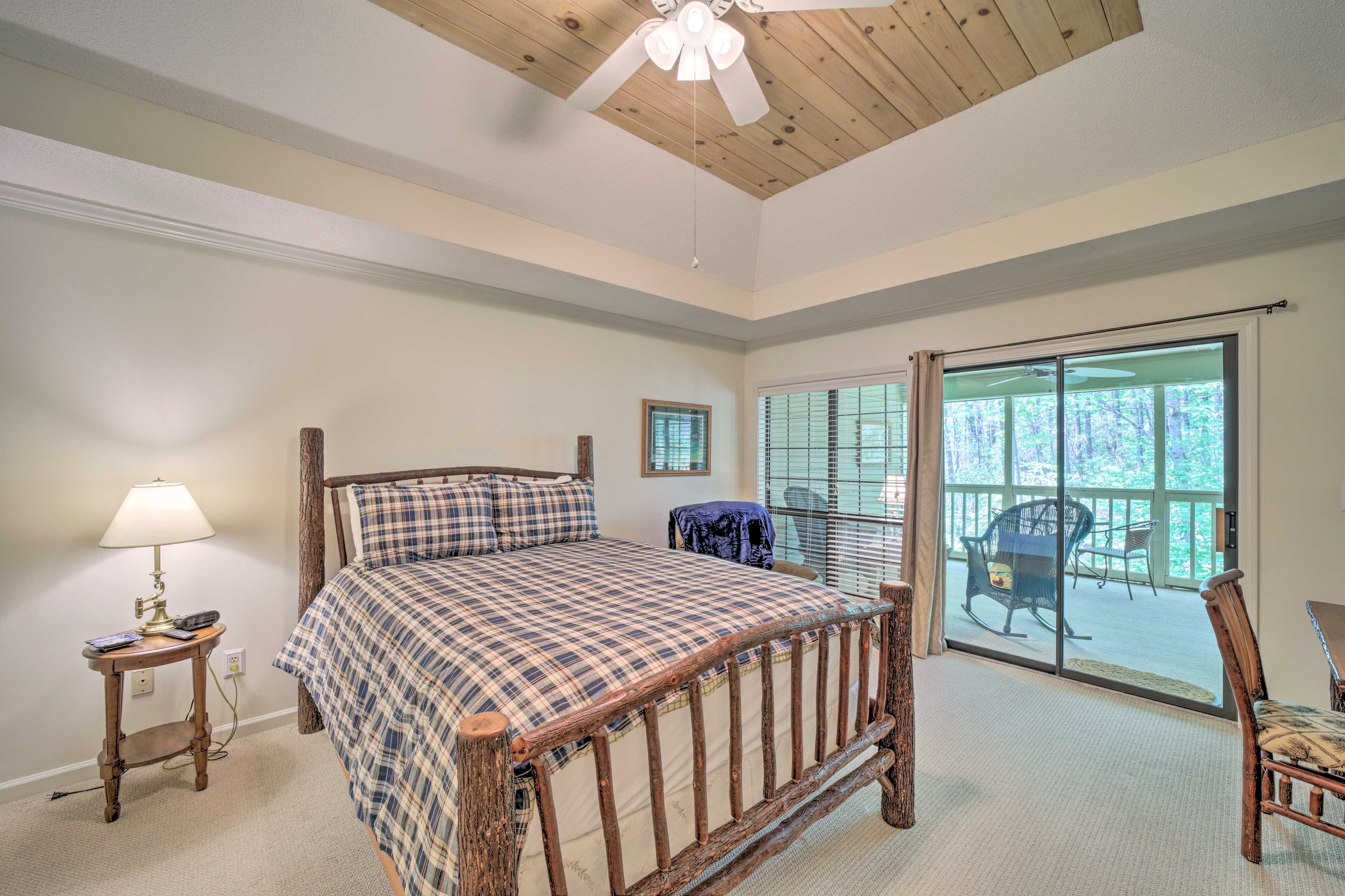 Bedroom 1 | Queen Bed