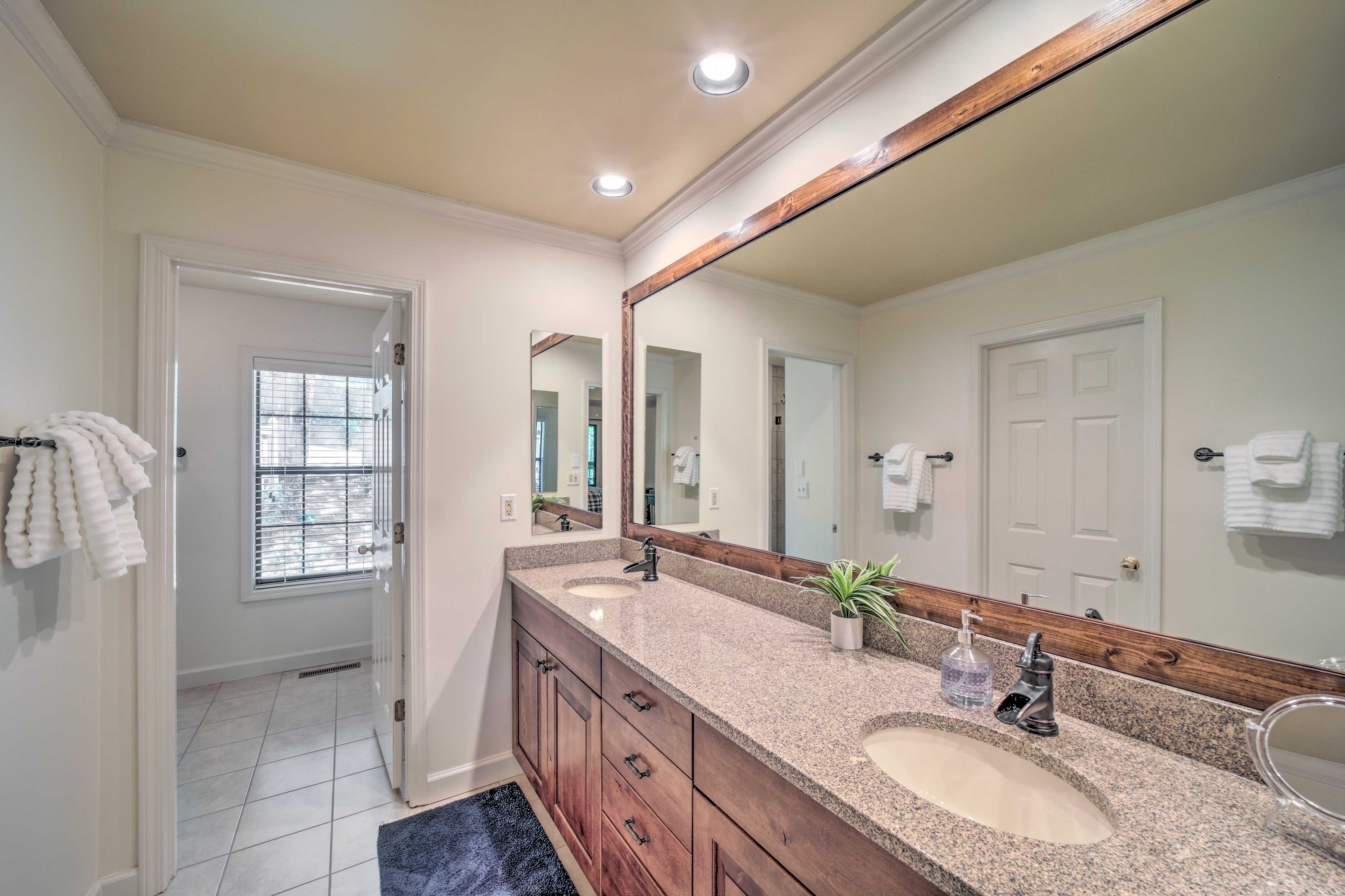 Full Bathroom | Towels Provided