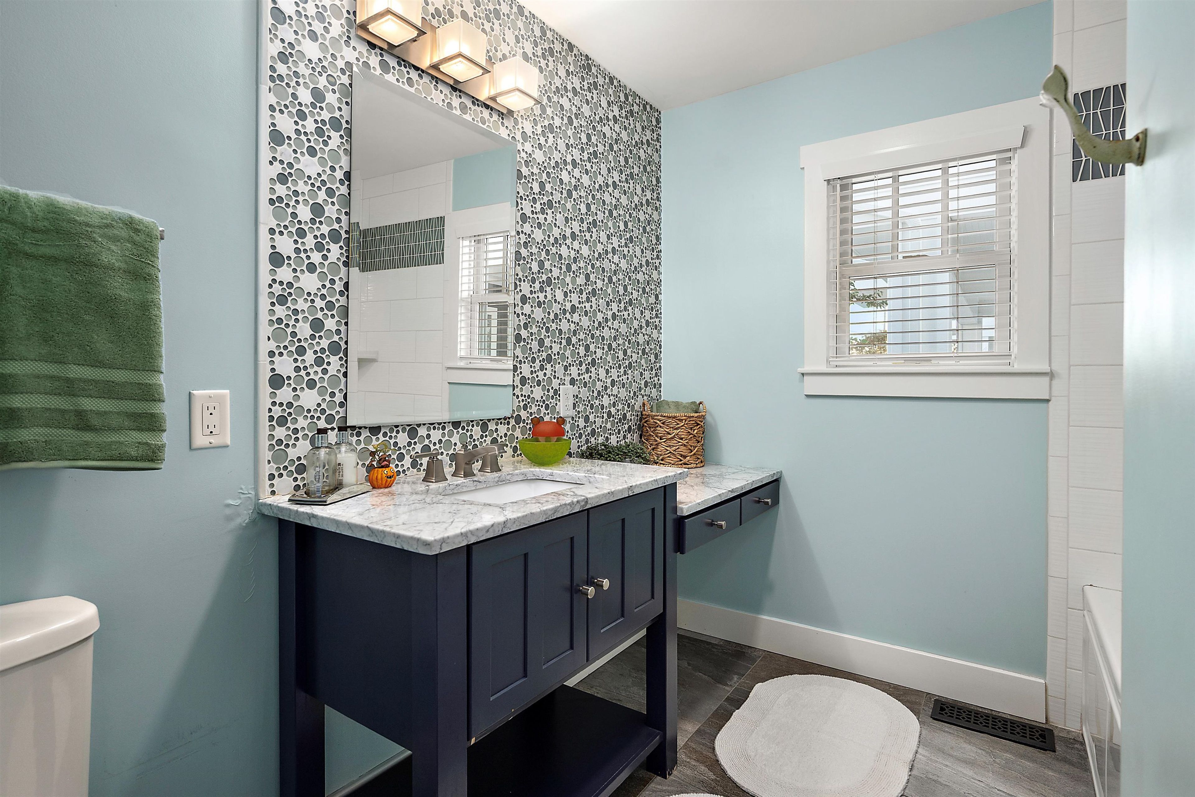 Full Bathroom | Hair Dryer | 1st Floor