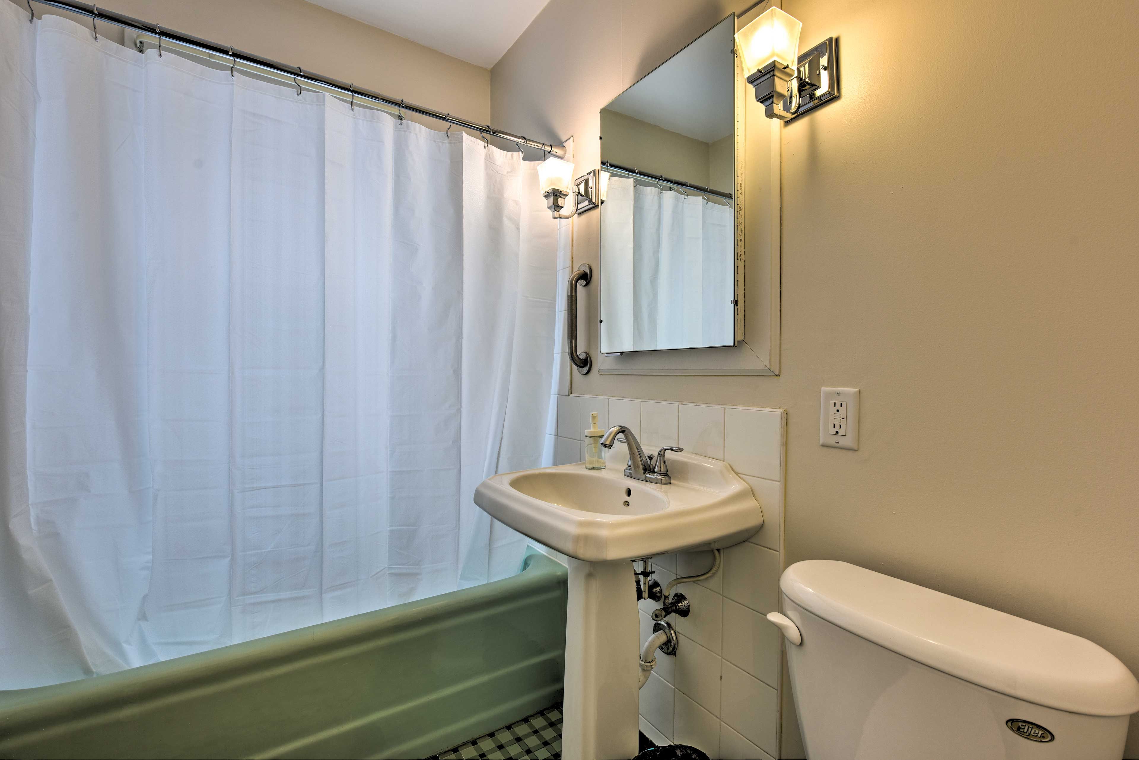 Full Bathroom | Main Floor | Grab Rail in Shower & Bath