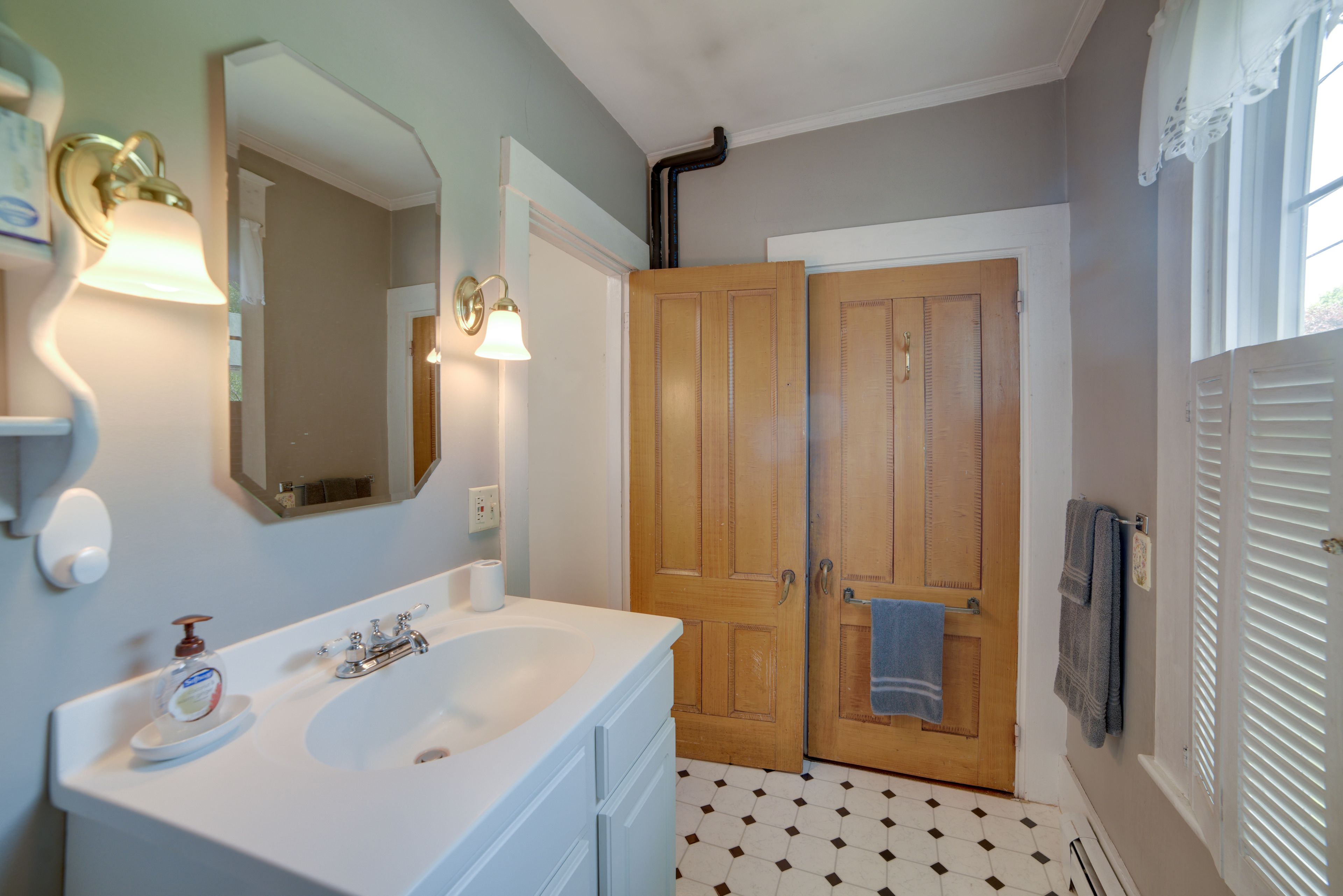 Full Bathroom | Complimentary Toiletries | Towels Provided