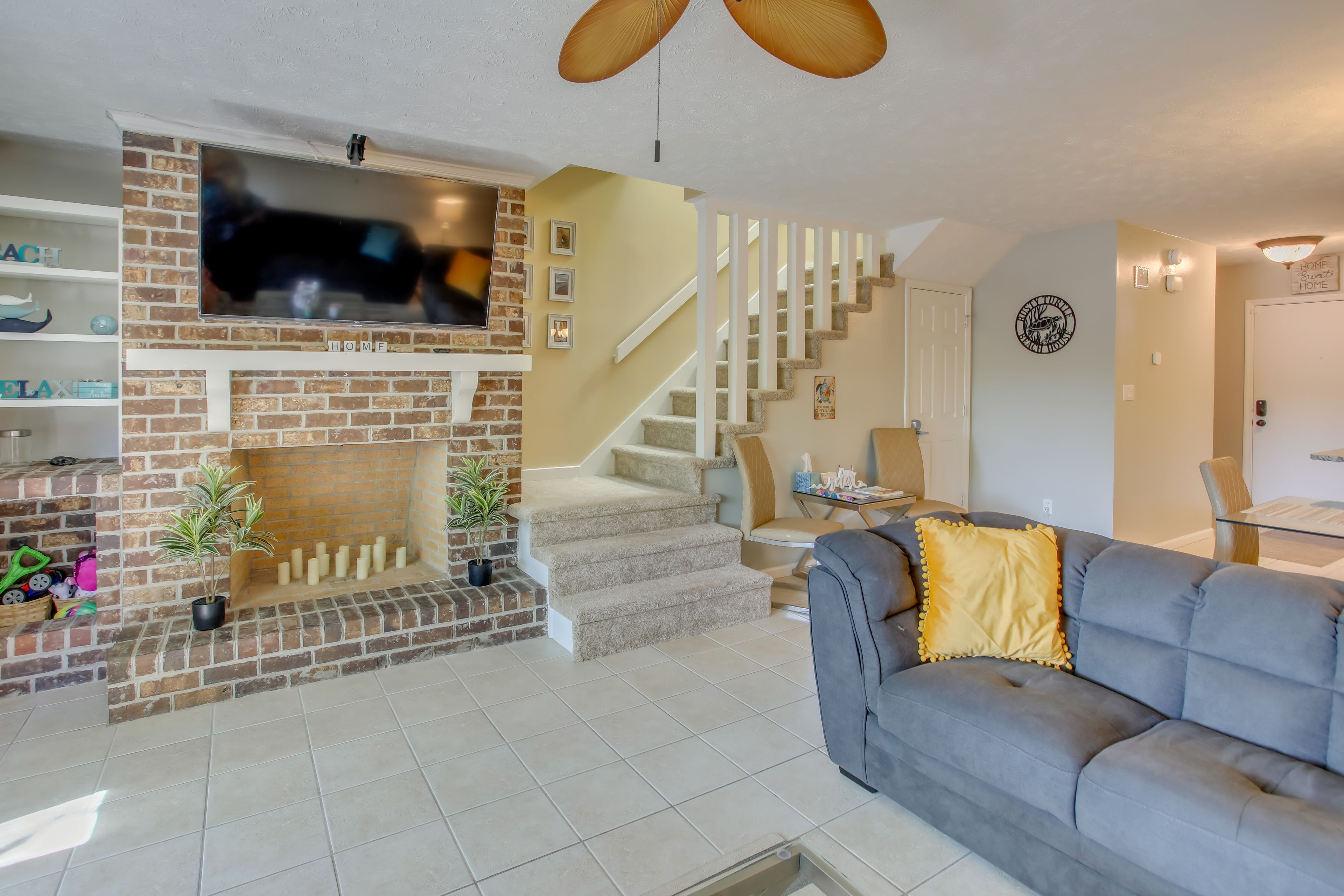 Living Room | Smart TV w/ Cable