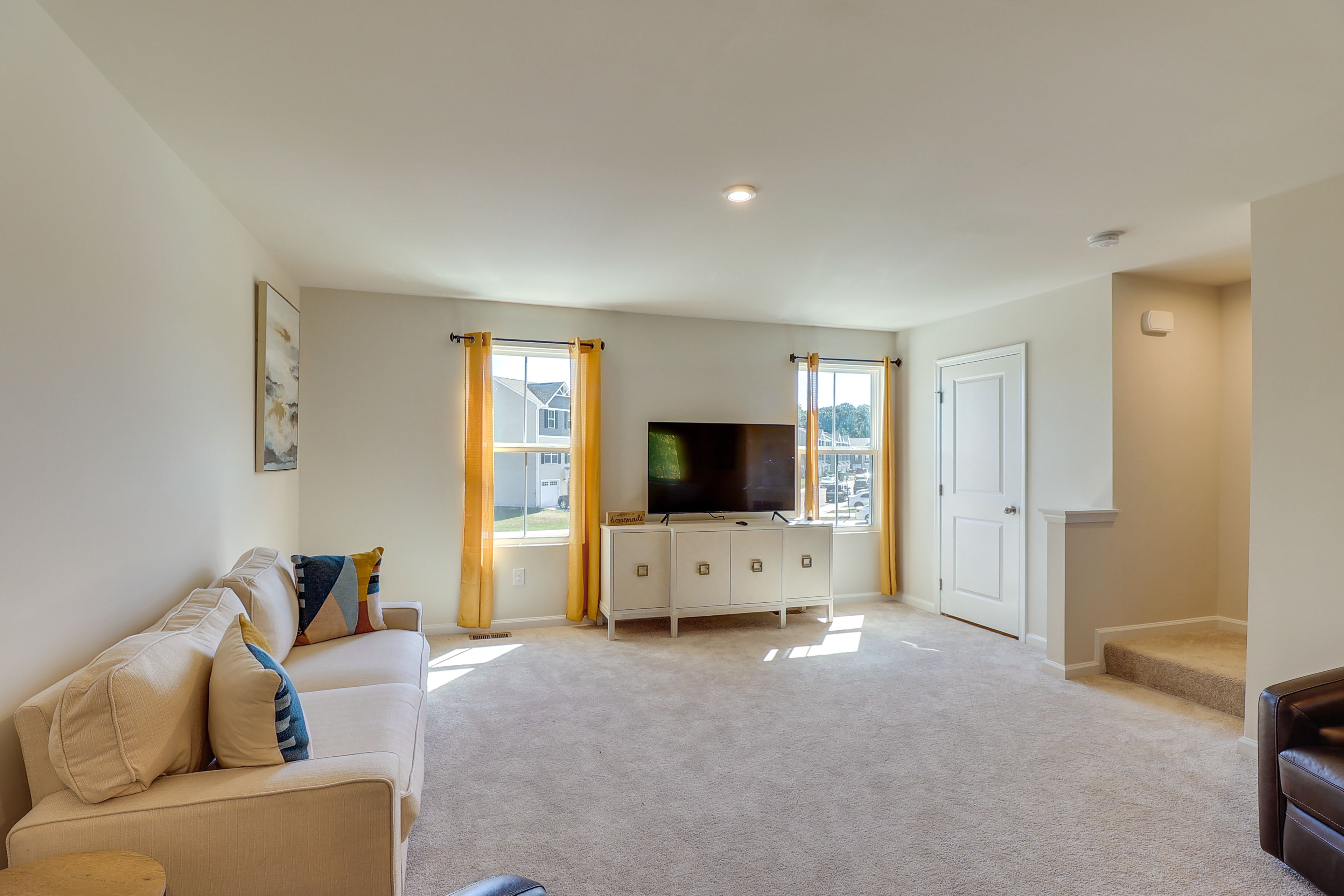 Living Room | Smart TV w/ Cable | Free WiFi