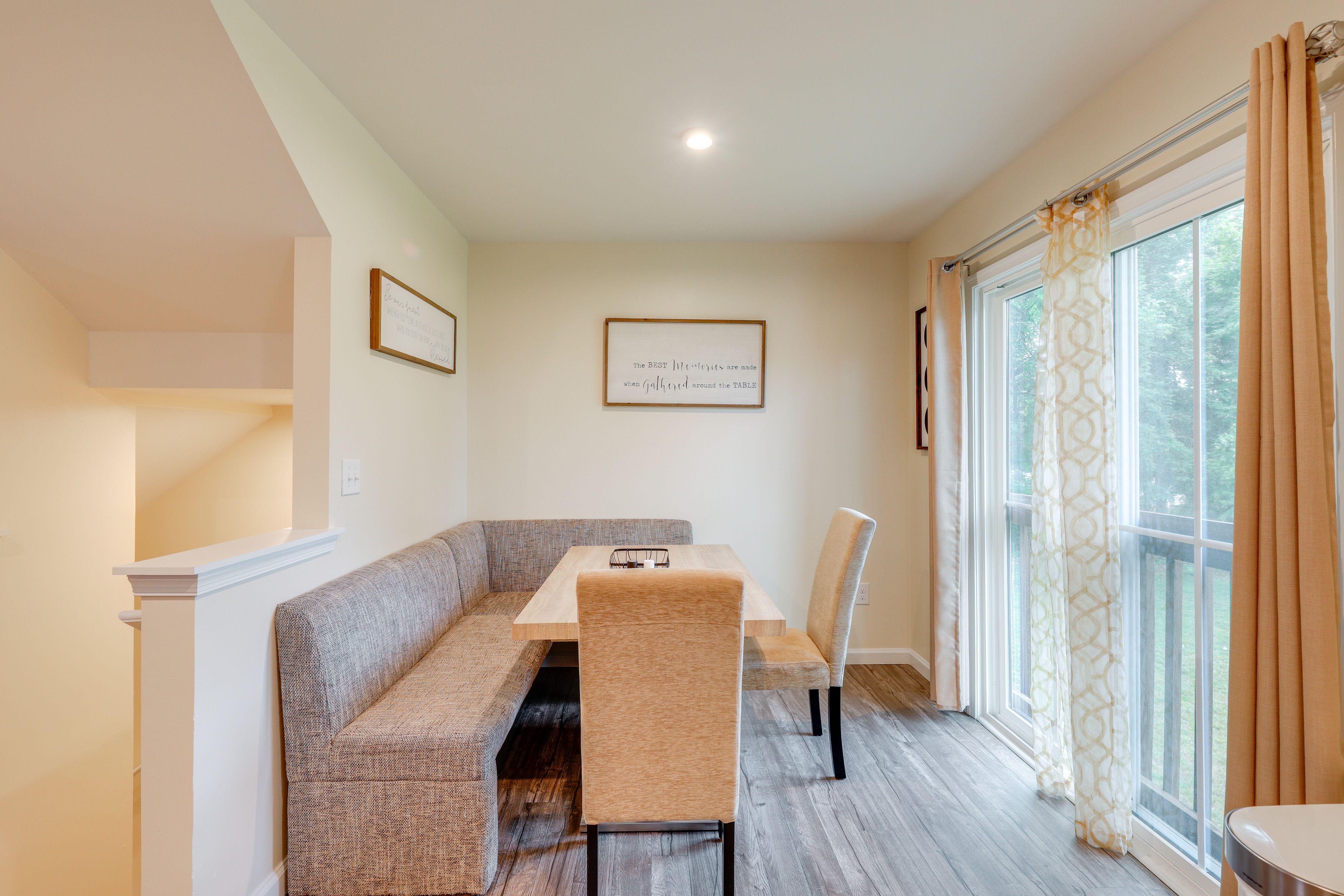Dining Area | Dishes & Flatware Provided