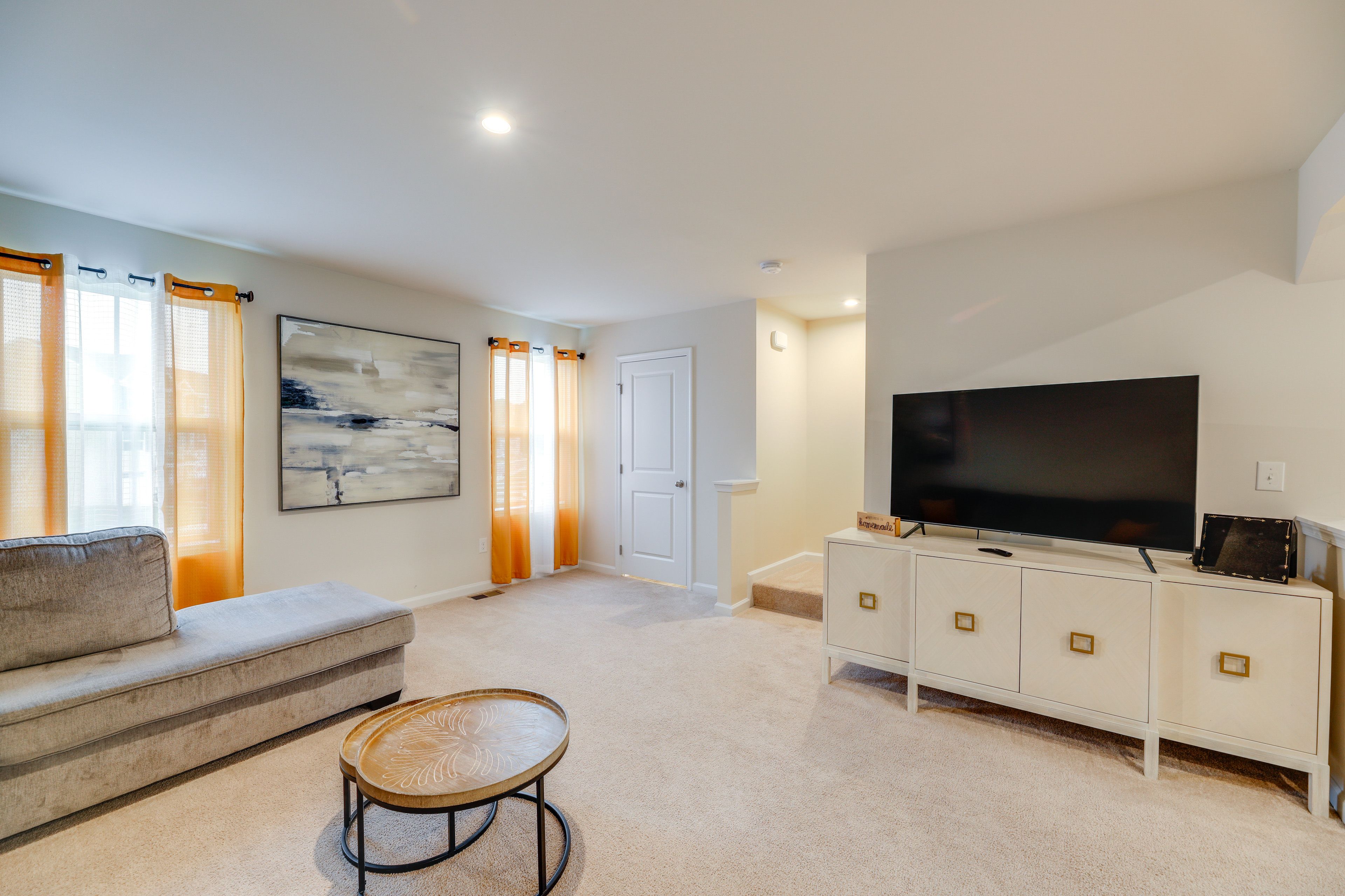 Living Room | Smart TV w/ Cable | Free WiFi