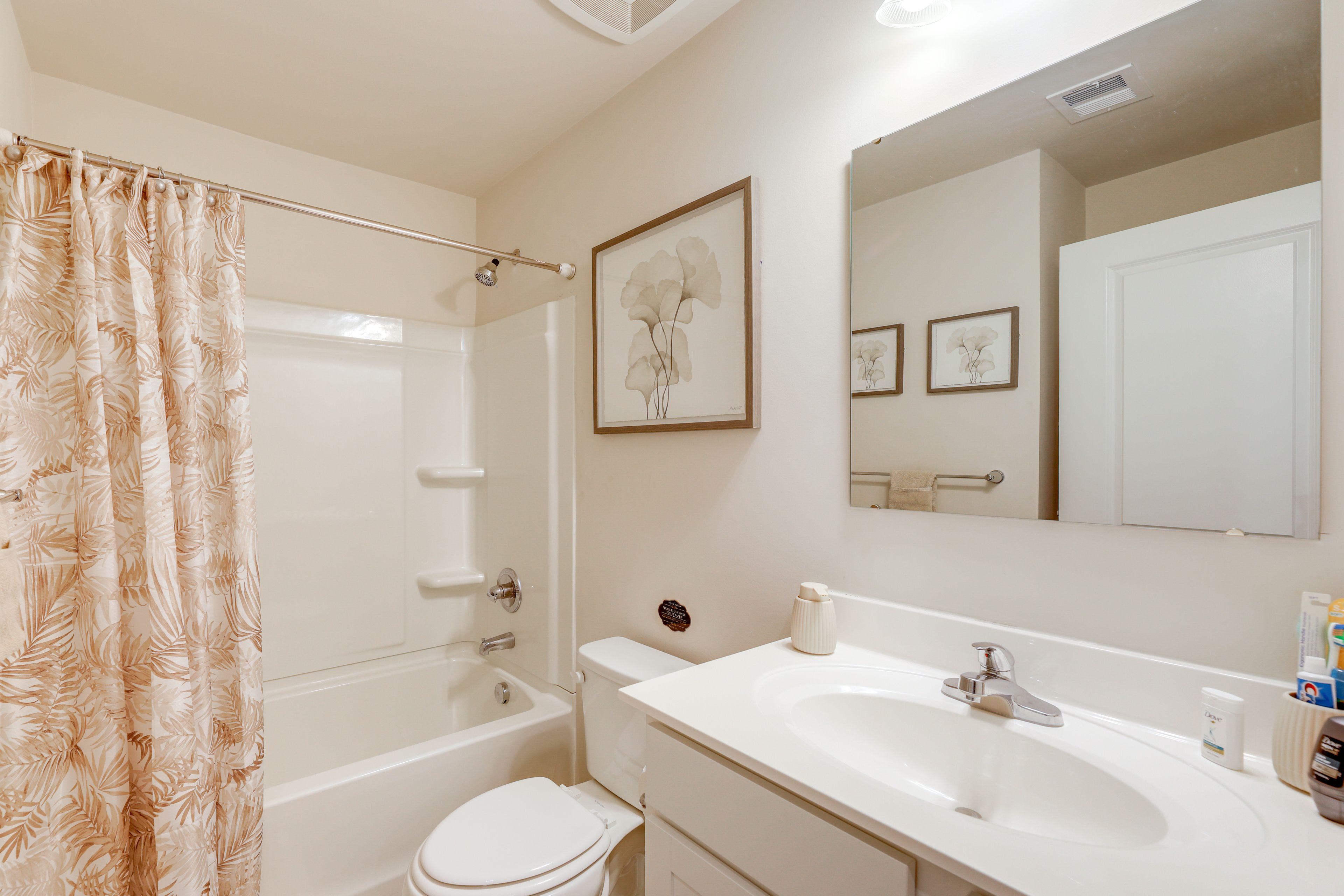 Full Bathroom | Towels Provided | Complimentary Toiletries