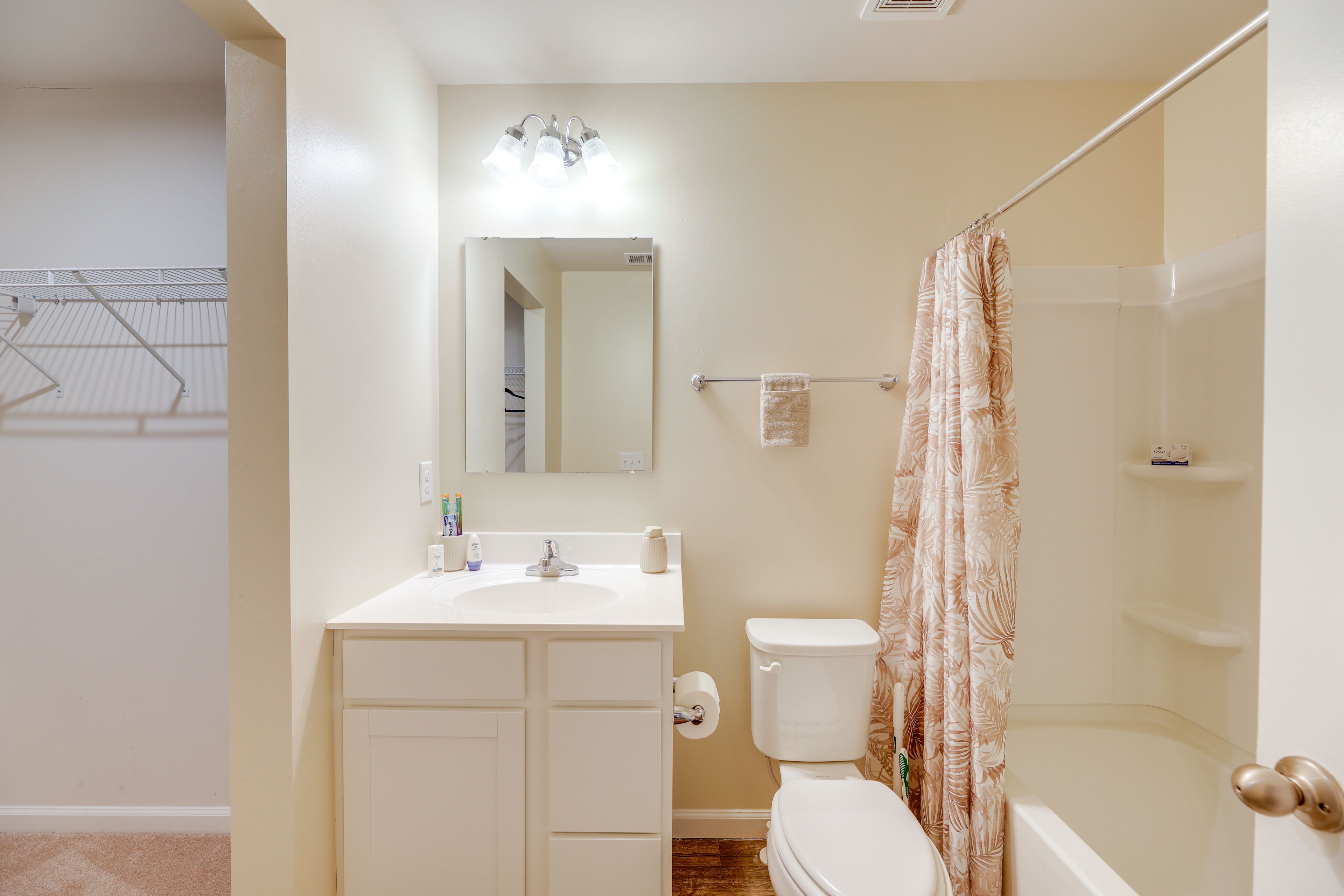 En-Suite Bathroom | Towels Provided | Complimentary Toiletries | Walk-In Closet