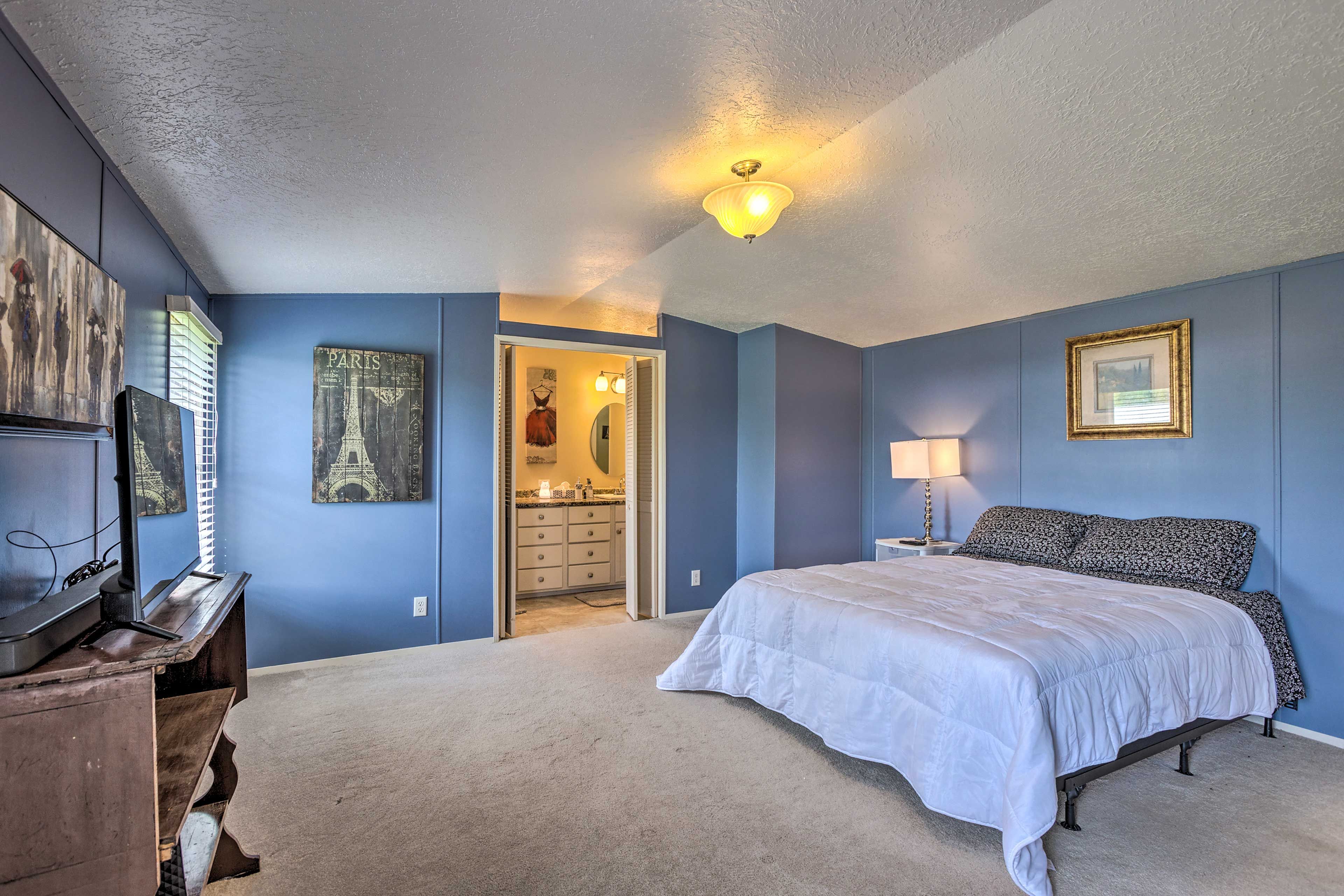 Bedroom 1 | Queen Bed | En-Suite Bathroom