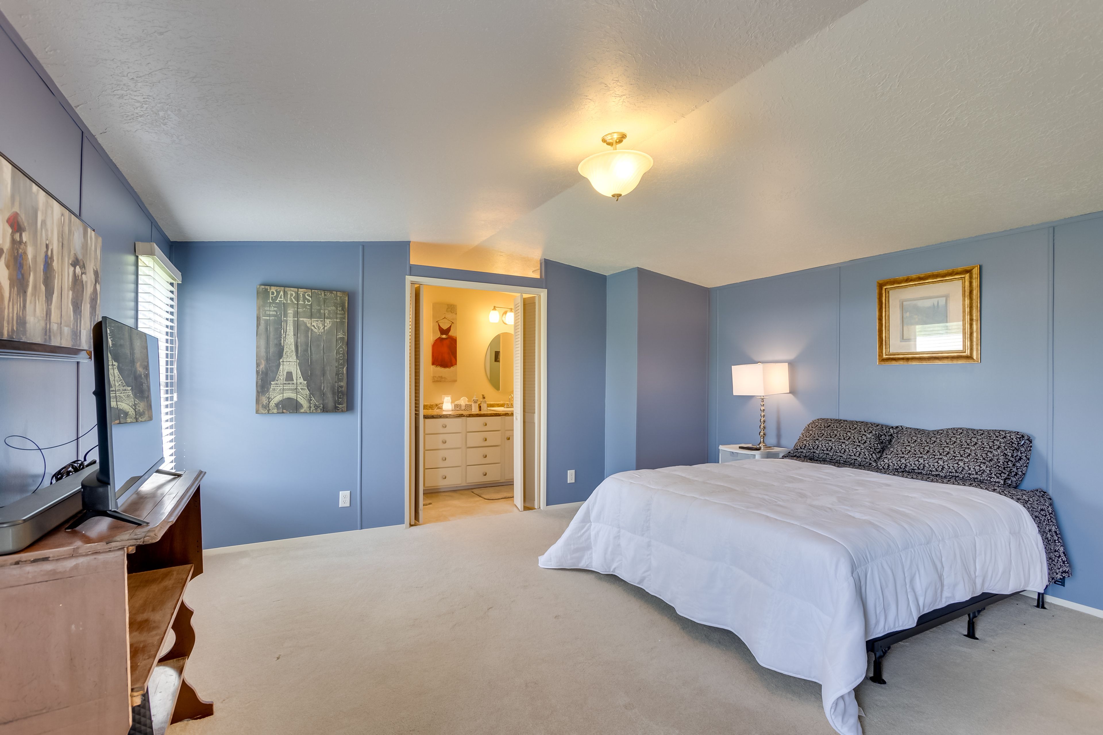 Bedroom 1 | Queen Bed | En-Suite Bathroom
