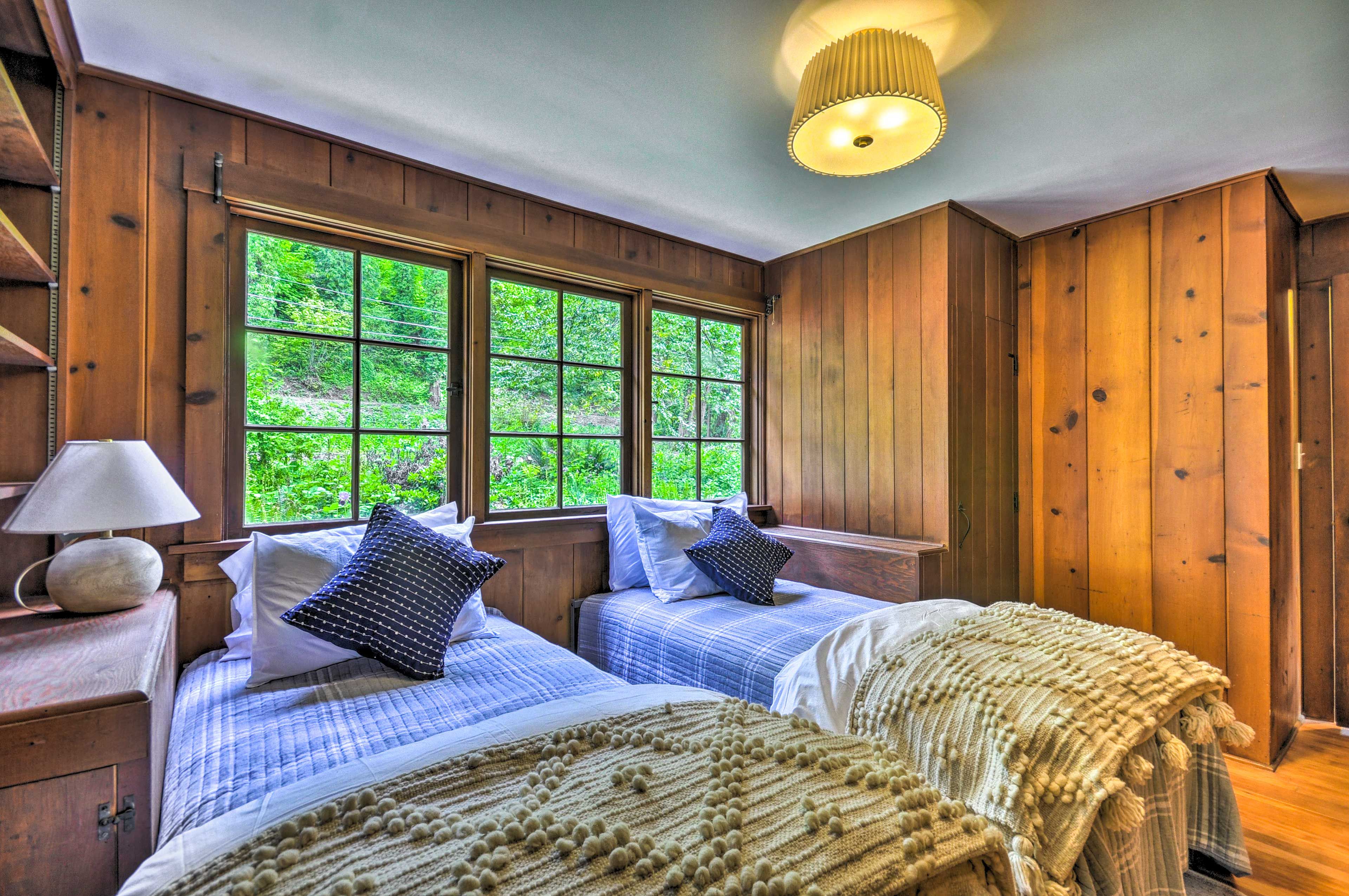 Bedroom 3 (Den) | 2 Twin Beds | 1st Floor