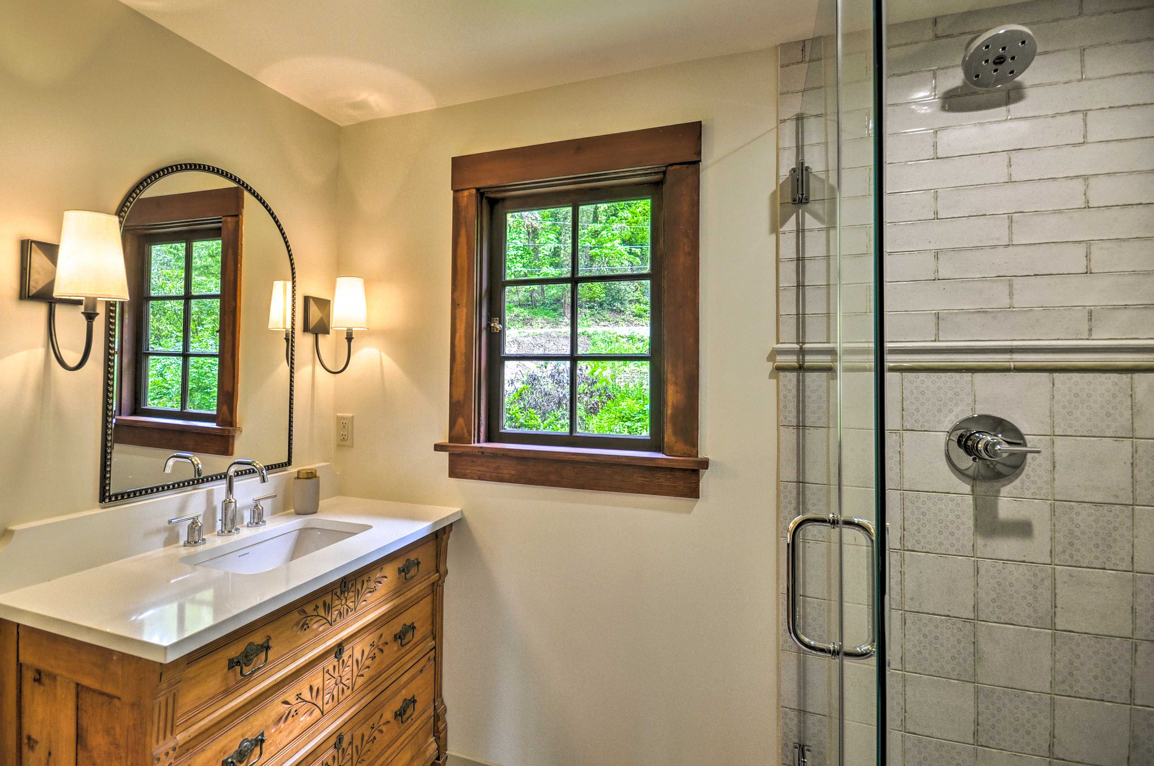 Full Bathroom | Towels Provided