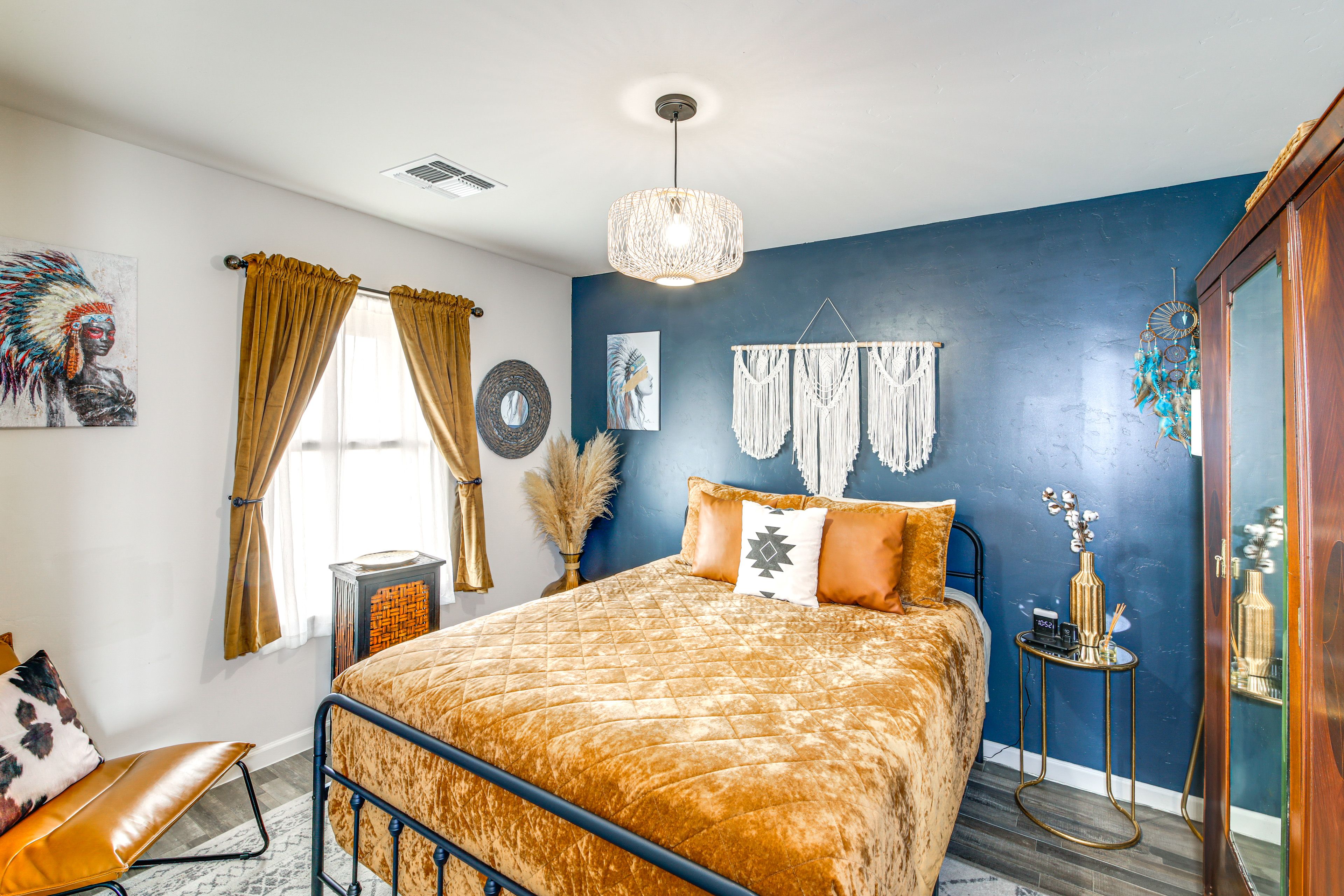 Bedroom 1 | Queen Bed | 1st Floor