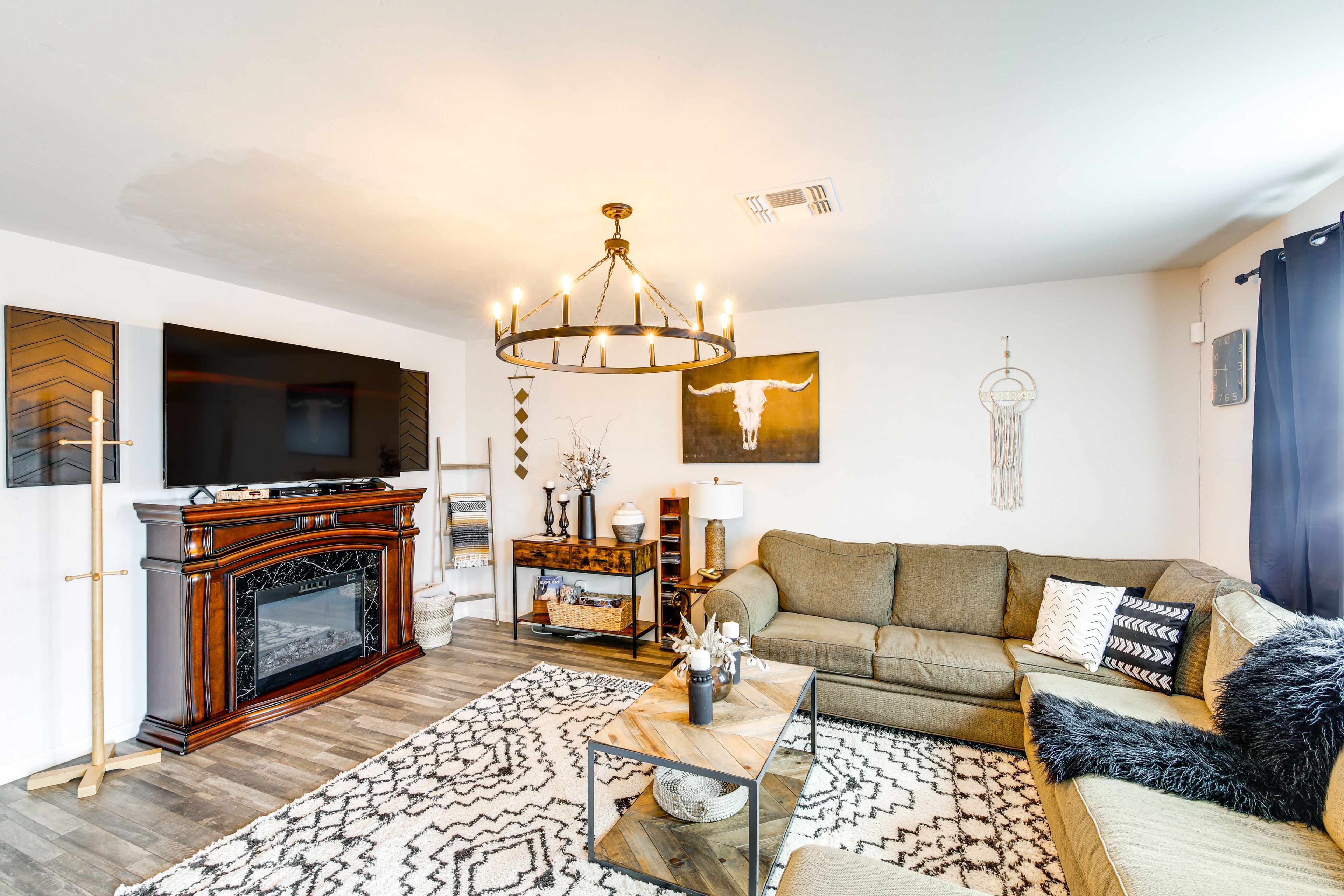 Living Room | Smart TV | Central A/C & Heating | Electric Fireplace | Free WiFi