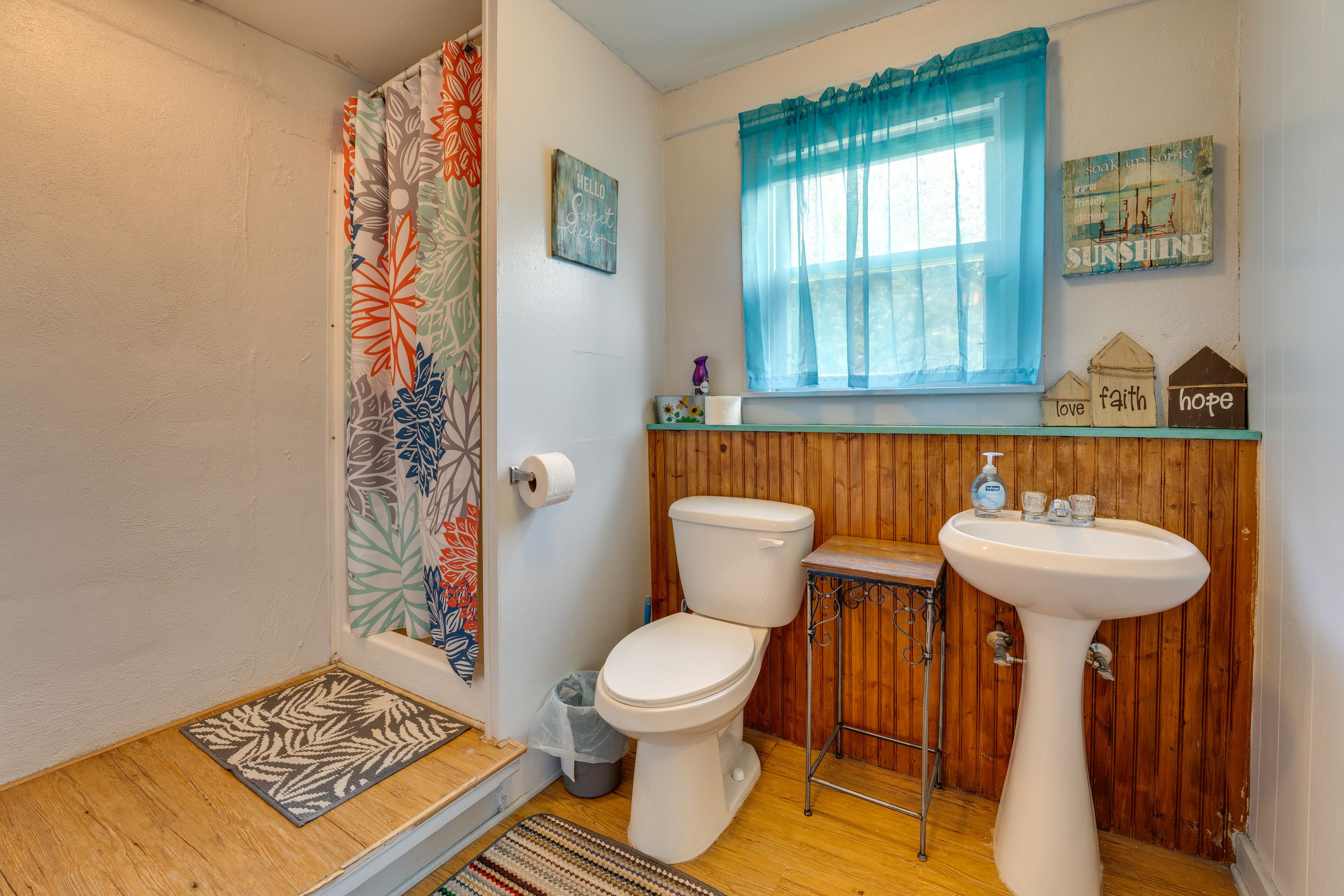 Full Bathroom | Complimentary Toiletries