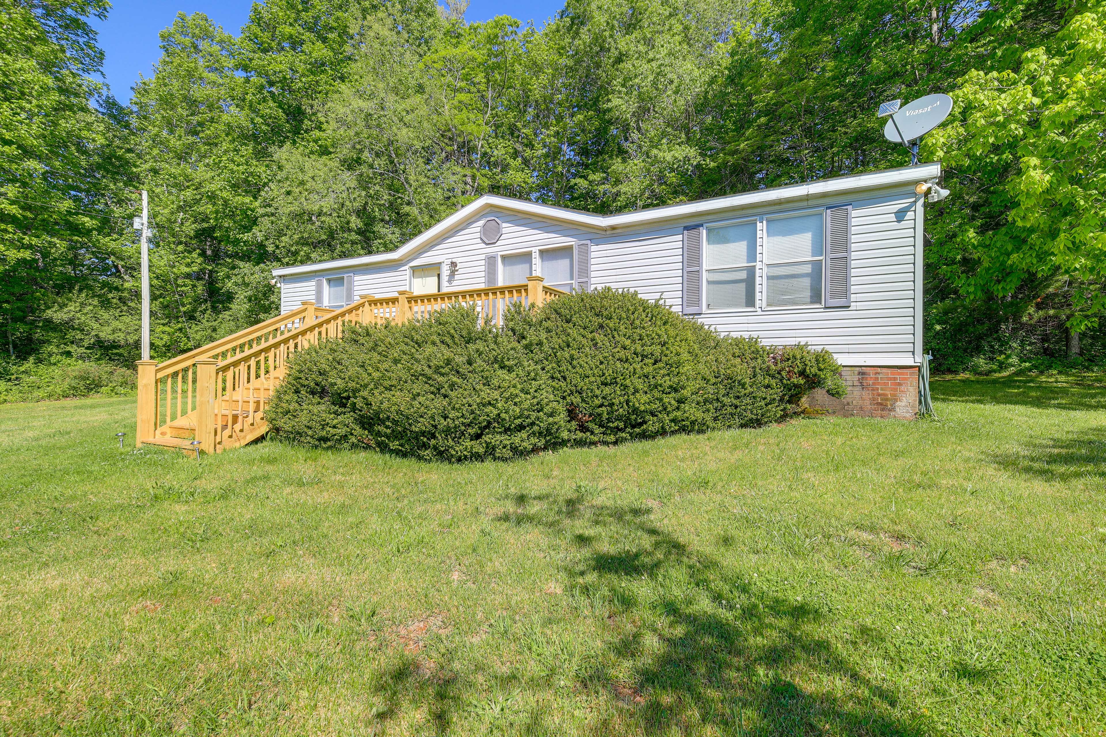 Willis Vacation Rental | 3BR | 2BA | Staircase to Access | 1,400 Sq Ft