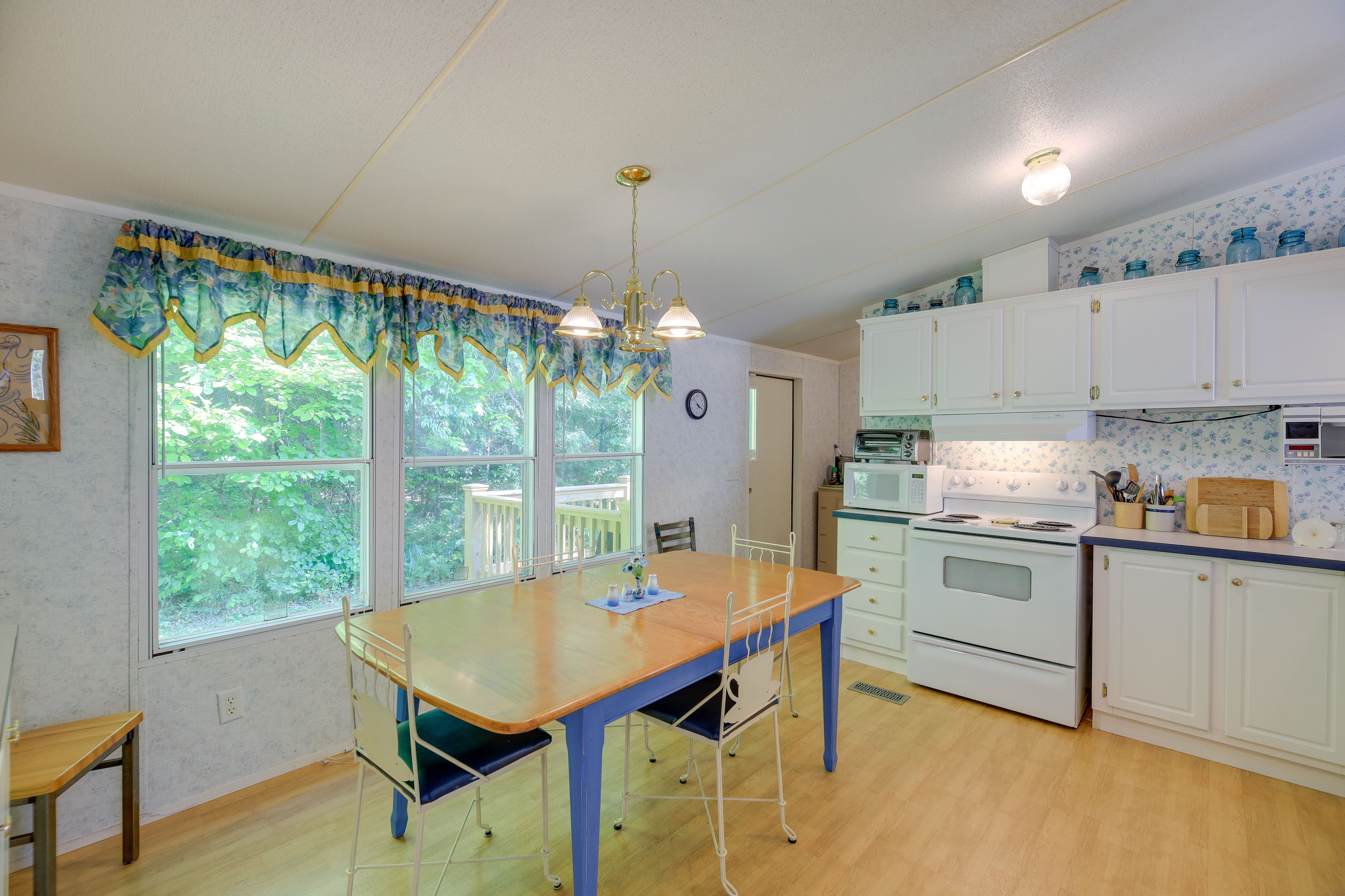 Dining Area | Trash Bags | Paper Towels