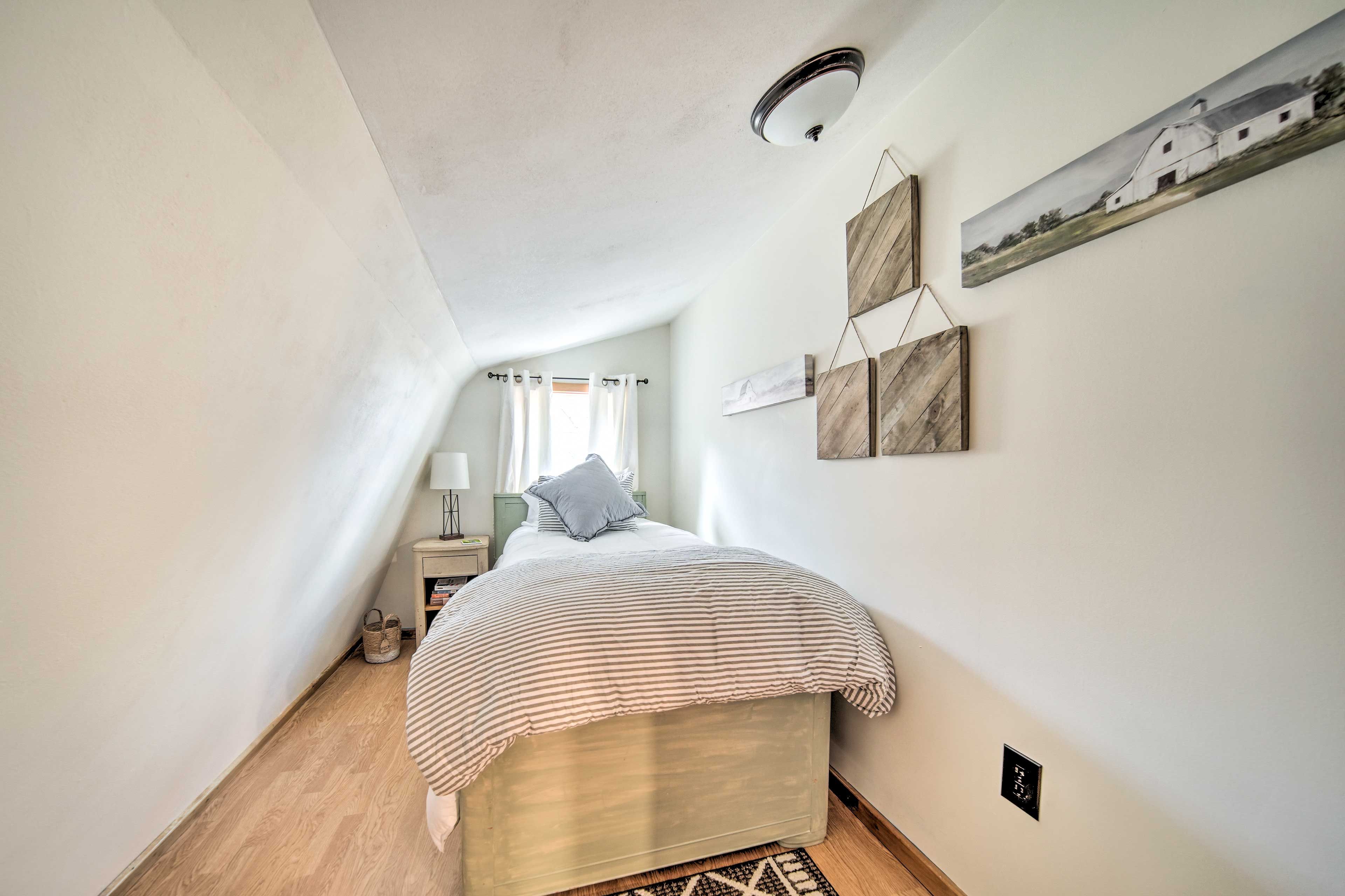 Bedroom 3 | Twin Bed | 2nd Floor