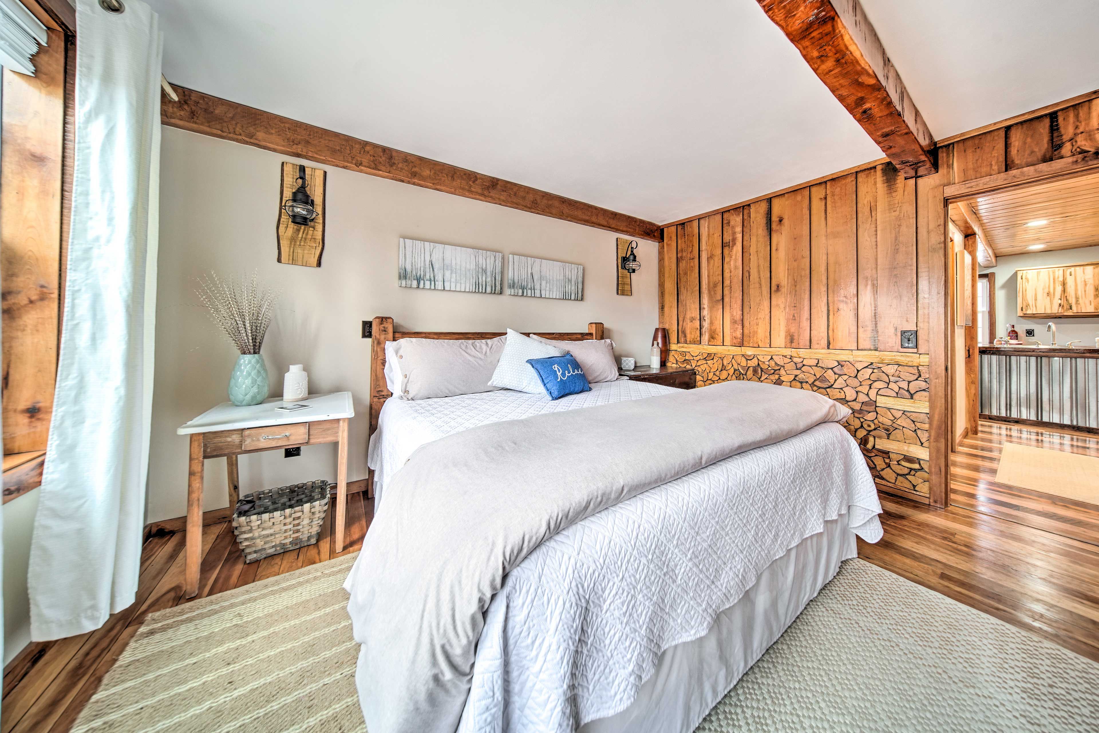 Bedroom 1 | King Bed | 1st Floor