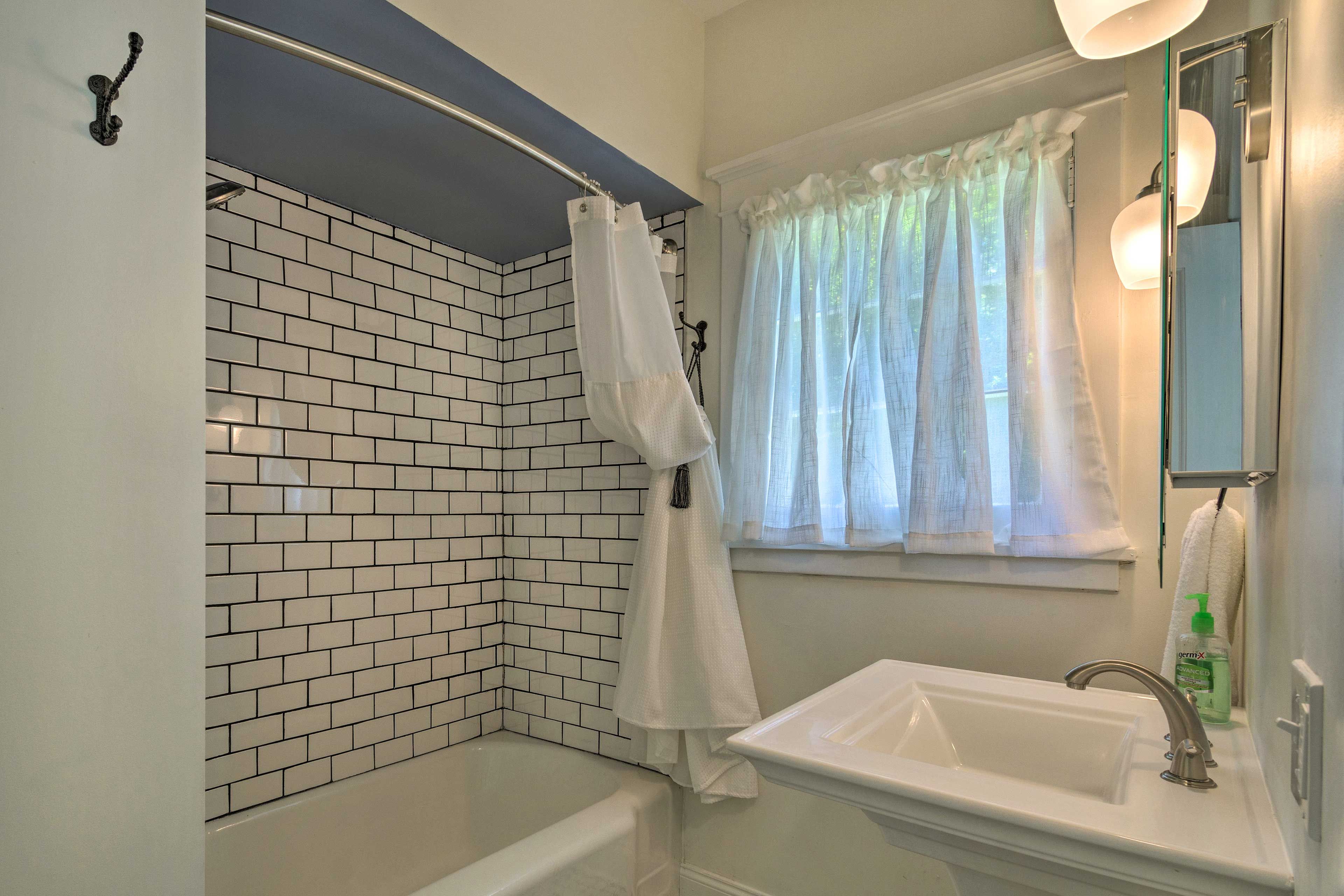 Bathroom | 1st Floor | Towels Provided | Complimentary Toiletries