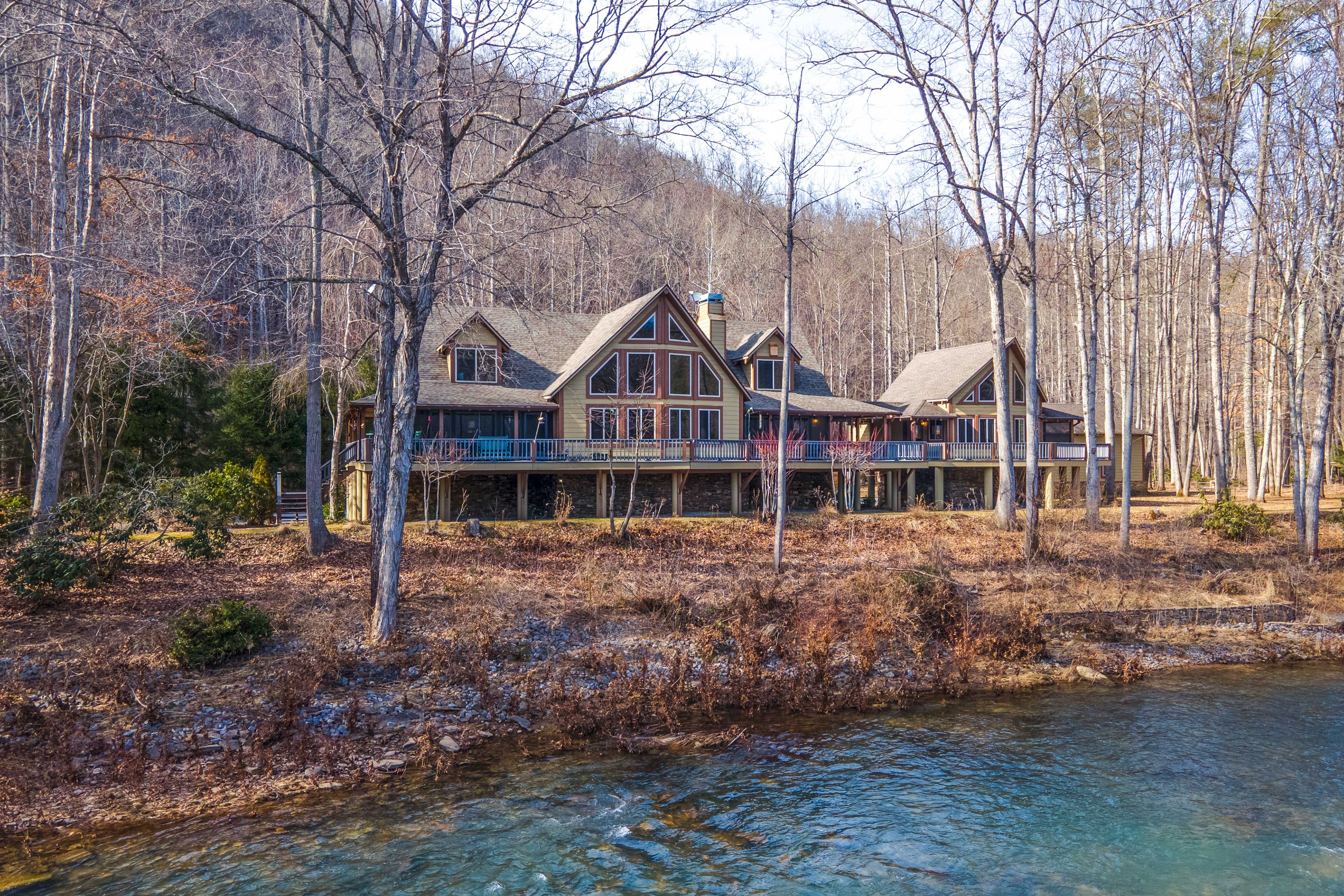 Lewisburg Vacation Rental | 4BR | 4.5BA | Stairs Required | 5,600 Sq Ft