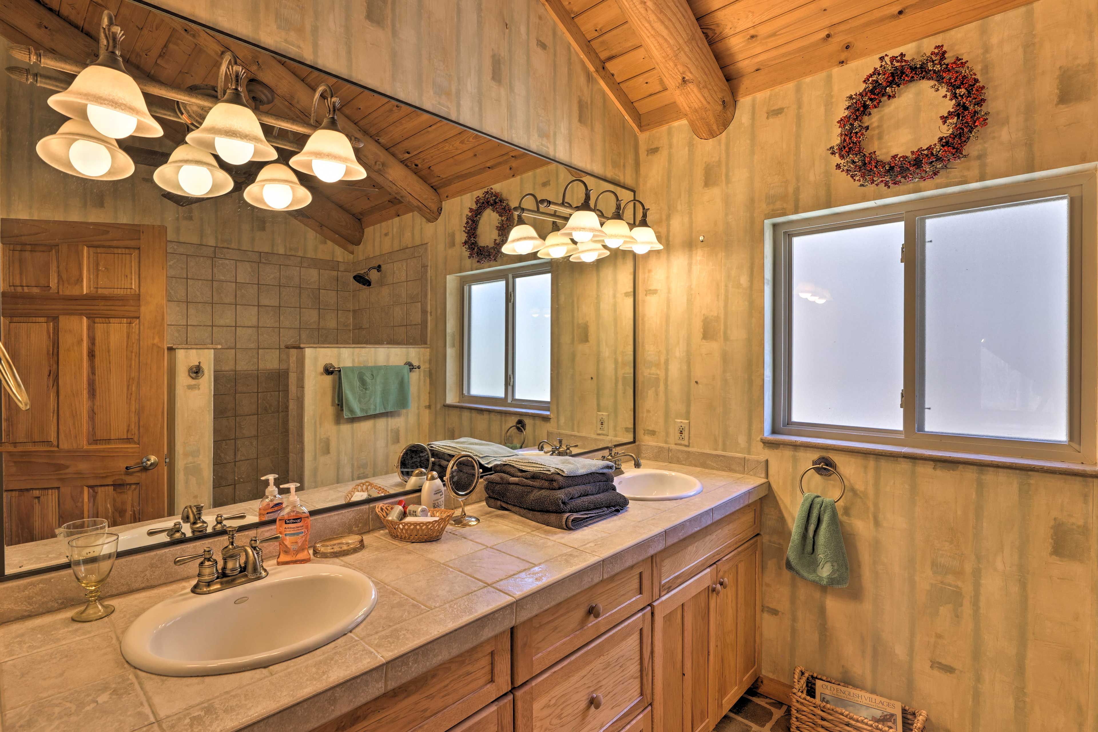 Full Bathroom | Main House | 2nd Floor | Towels Provided
