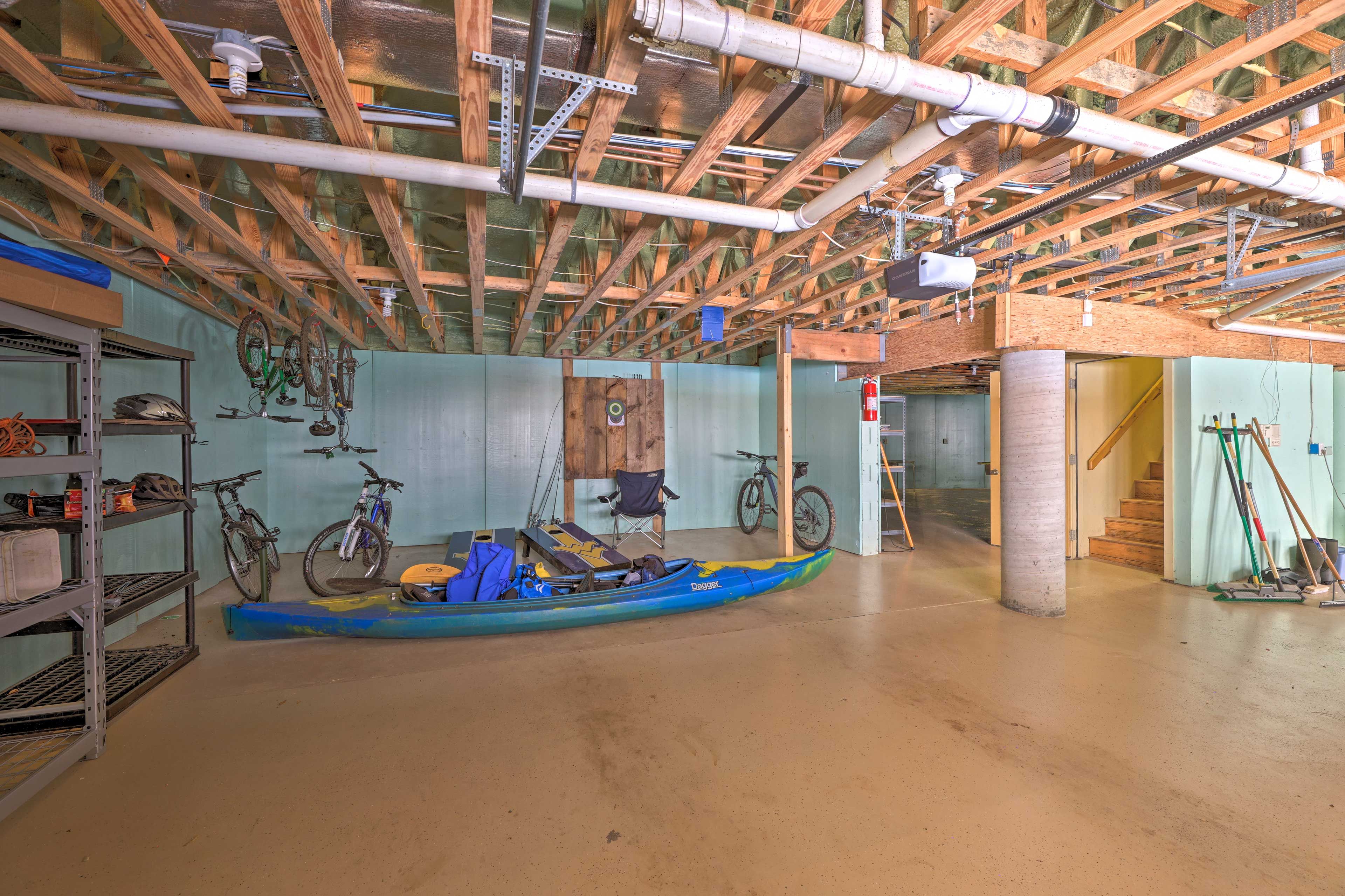 Garage | 3 Kayaks | Bikes + Helmets | Dartboard | 4 Life Vests