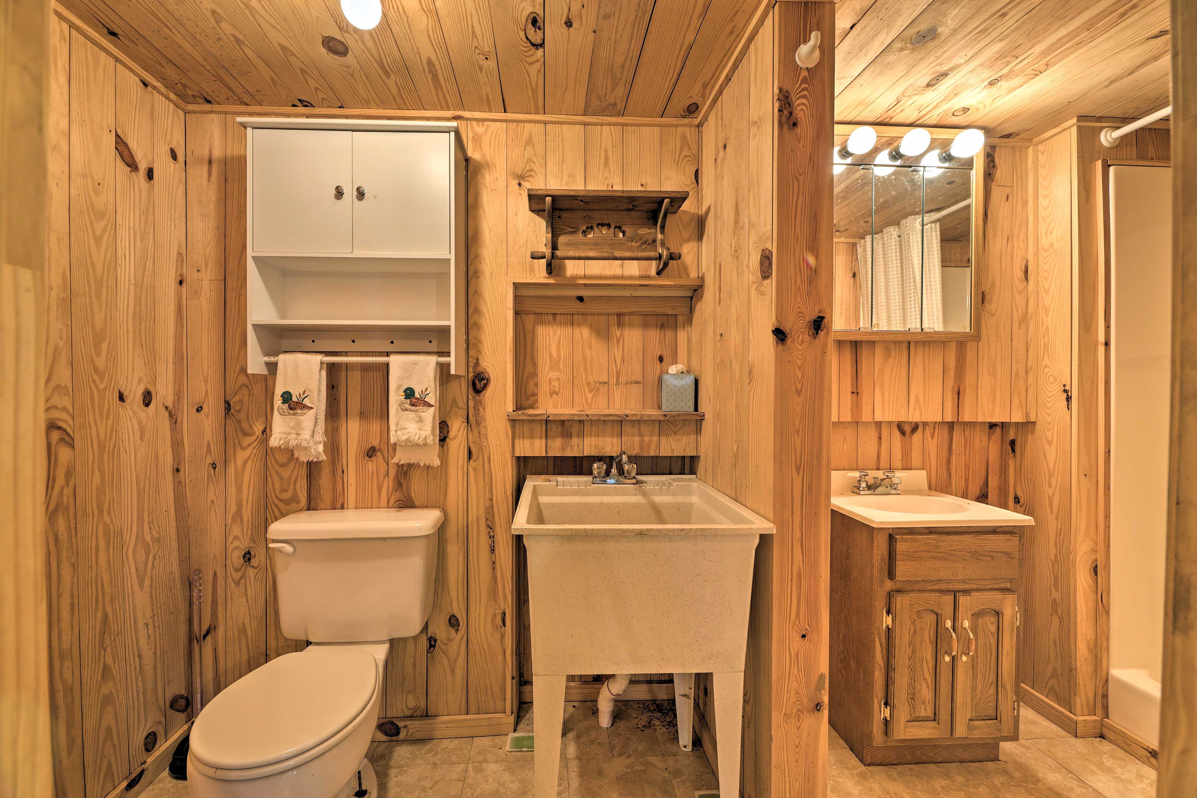 Full Bathroom | Main House | Basement | Complimentary Toiletries